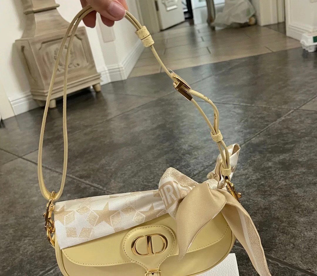 หนังแท้ DIOR BOBBY EAST-WEST BAG พร้อมส่งที่ไทย งานหนังแท้ทั้งใบเกรดออริจินอล ภาพสินค้าถ่ายจากงานขายจริง ใช้งานต่างประเทศได้ รุ่นใหม่ในฤดูกาลนี้ เพิ่มความทันสมัยให้กับซิลลูเอทของ Hobo ผ่านเส้นสายที่สง่างามและสัดส่วนที่กลมกลืนกัน สไตล์หนังลูกวัว โดดเด่นด้ว