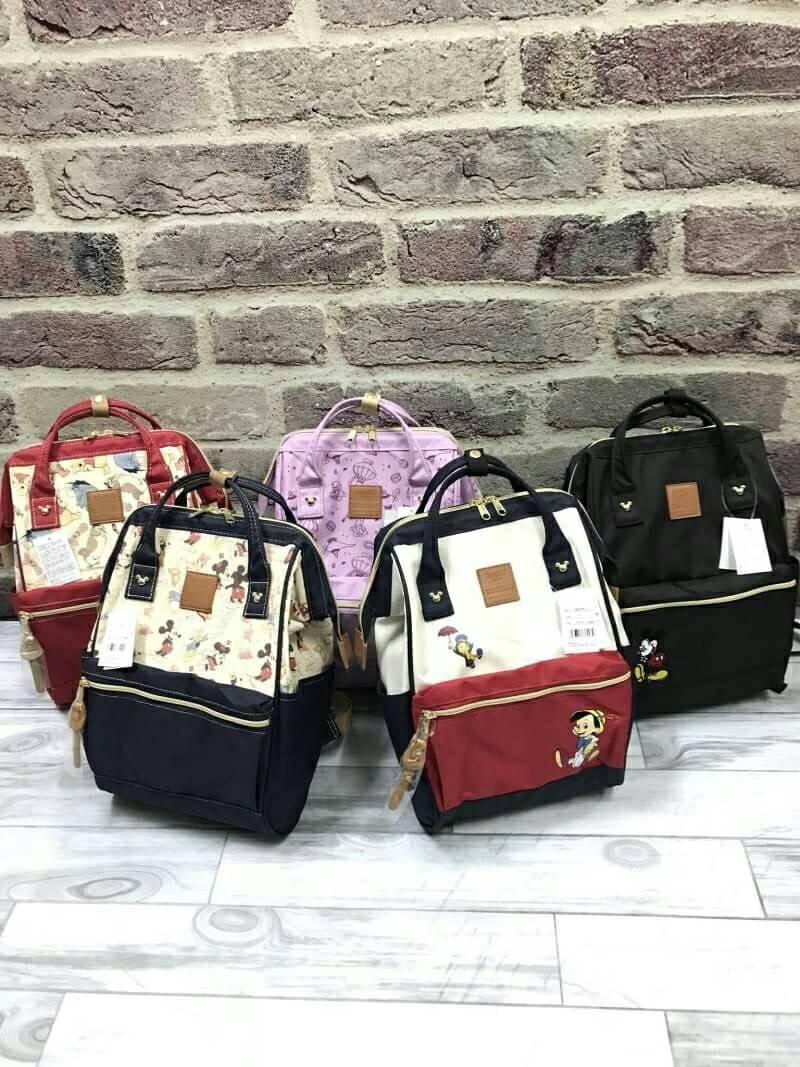 Anello x Walt Disney Mickey & Friends Limited Edition Japan Backpack เป็นการร่วมงานของ anello และวอล์ทดิสนีย์ ที่มาวาดลวดลายลงบนกระเป๋าเป็นตัวละครดิสนีย์ที่มีสีสันน่ารักสดใส วัสดุ canvas คงแบบฉบับที่ปากกระเป๋ามีโครง อีกหนึ่งคอลเลคชั่นที่ควรต้องมีไว้ครอบคร