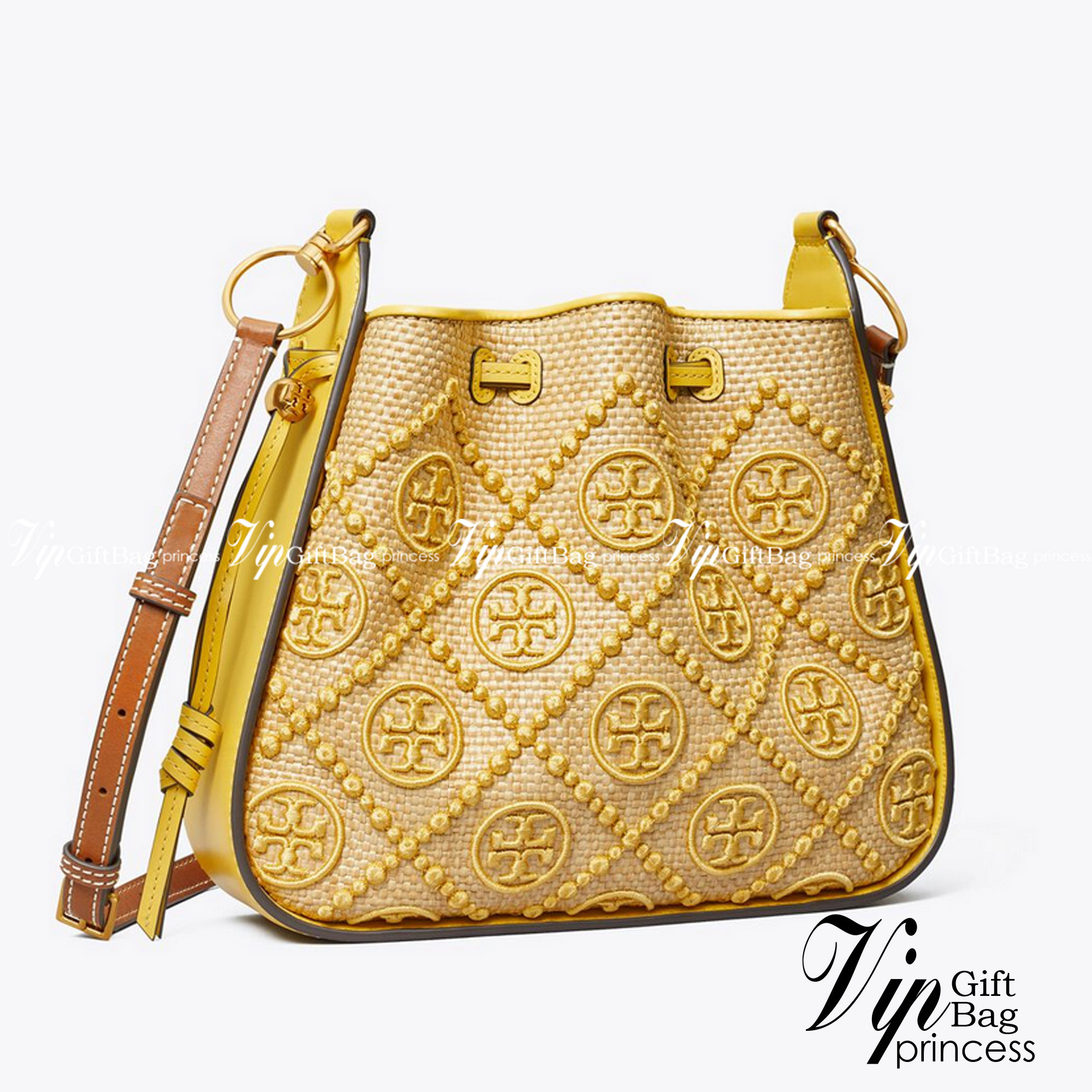 TORY BURCH T Monogram Straw Bell Bag กระเป๋าสะพายข้างรุ่นคลาสสิกที่ได้แรงบันดาลใจจากการควิลท์แบบดั้งเดิมของเพนซิลเวเนีย คอลเลกชันบ่งบอกถึงความมีสไตล์เหนือกาลเวลา รูปทรงเรียวโดดเด่น ปักทอลายแบรนด์อย่างสวยงาม เปิด ปิดด้วยเชือกรูด ด้านในช่องโล่งกว้าง ซับในผ้