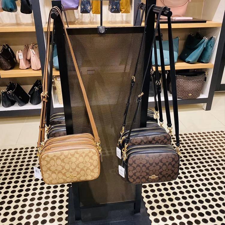OUTLET 】COACH F68168 JES CROSSBODY IN SIGNATURE CANVAS รุ่นยอดฮิต!! กระเป๋าสะพายข้าง รุ่น 2 ซิป ใบใหญ่จุใจ สีคลาสสิคขายดี!! วัสดุหนังแคนวาสเคลือบลาย เปิด-ปิดด้วยซิป 2 ช่องหลัก ใช้งานง่าย ทรงสวยมากๆรุ่นนี้ มาพร้อมสายสะพาย crossbody ปรับได้ตามตัว ภายในใส่ขอ