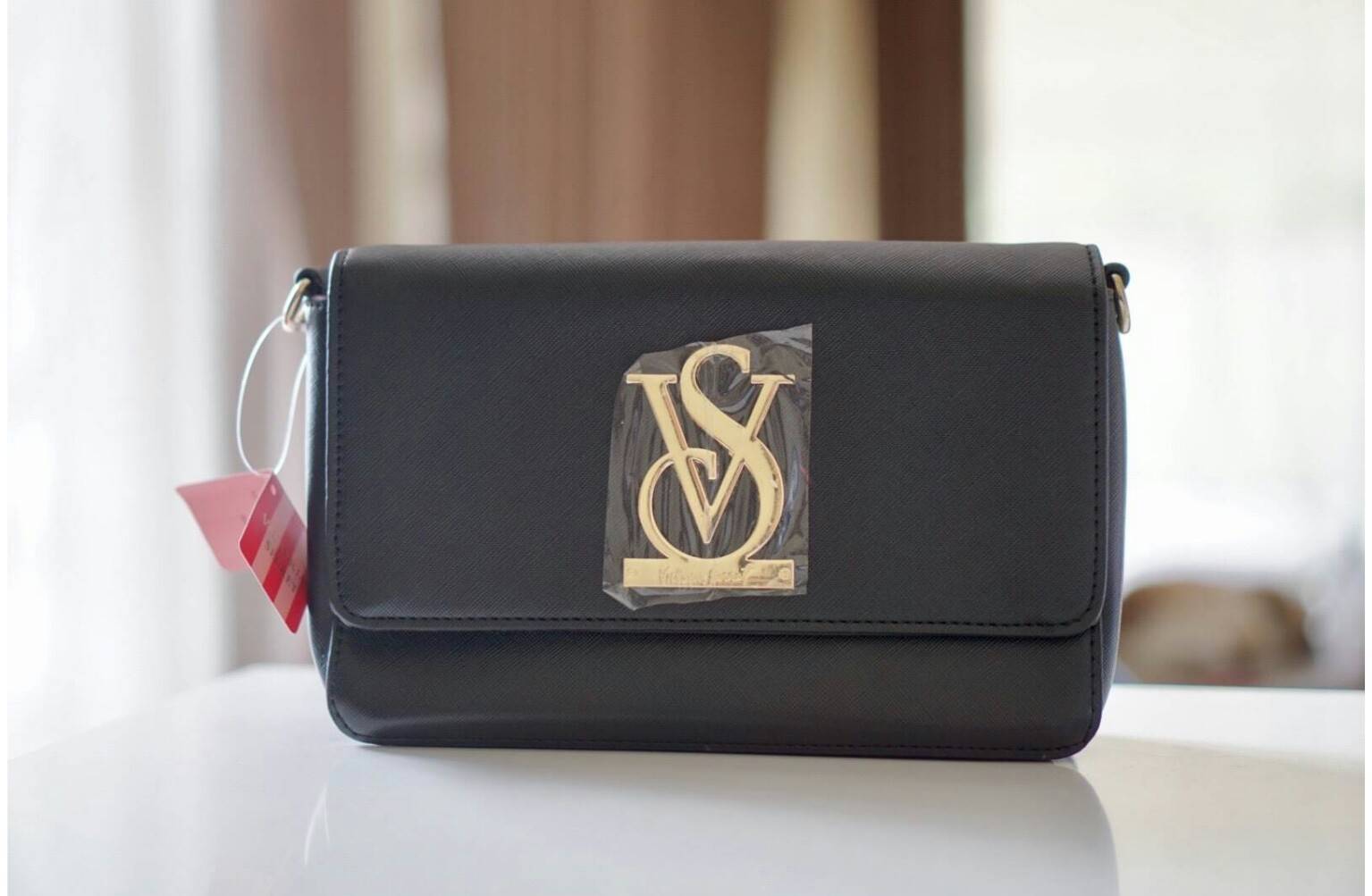 VICTORIA SECRET CLUTH & CROSSBODY BAG กระเป๋าสะพายข้าง แบบเรียบหรู วัสดุทำจากหนัง PU น้ำหนักเบา ด้านในมีช่องใส่ของหลักพร้อมช่องซิป ด้านหลังมีช่องเล็กอีก 1 ช่อง สายสะพายสามารถถอดออกหรือปรับระดับได้ ด้านในใส่กปต.ยาว + มือถือได้ทุกรุ่น ใบนี้แนะนำเลยค้า