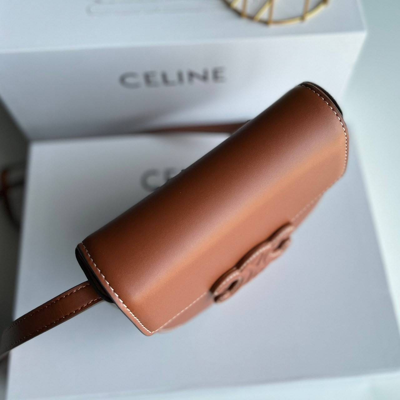 หนังแท้ CELINE BESACE cuir triomphe in Smooth calfskin / CELINE TRIOMPHE CLOSSBODY BAG หนังแท้ทั้งใบสวยหรู แบบใหม่ล่าสุด โลโก้หนังสมูทคลาสิก เหมาะกับสาวๆในวันที่อยากครอสบอดี้ชิลๆ ห้ามพลาดค่ะ!