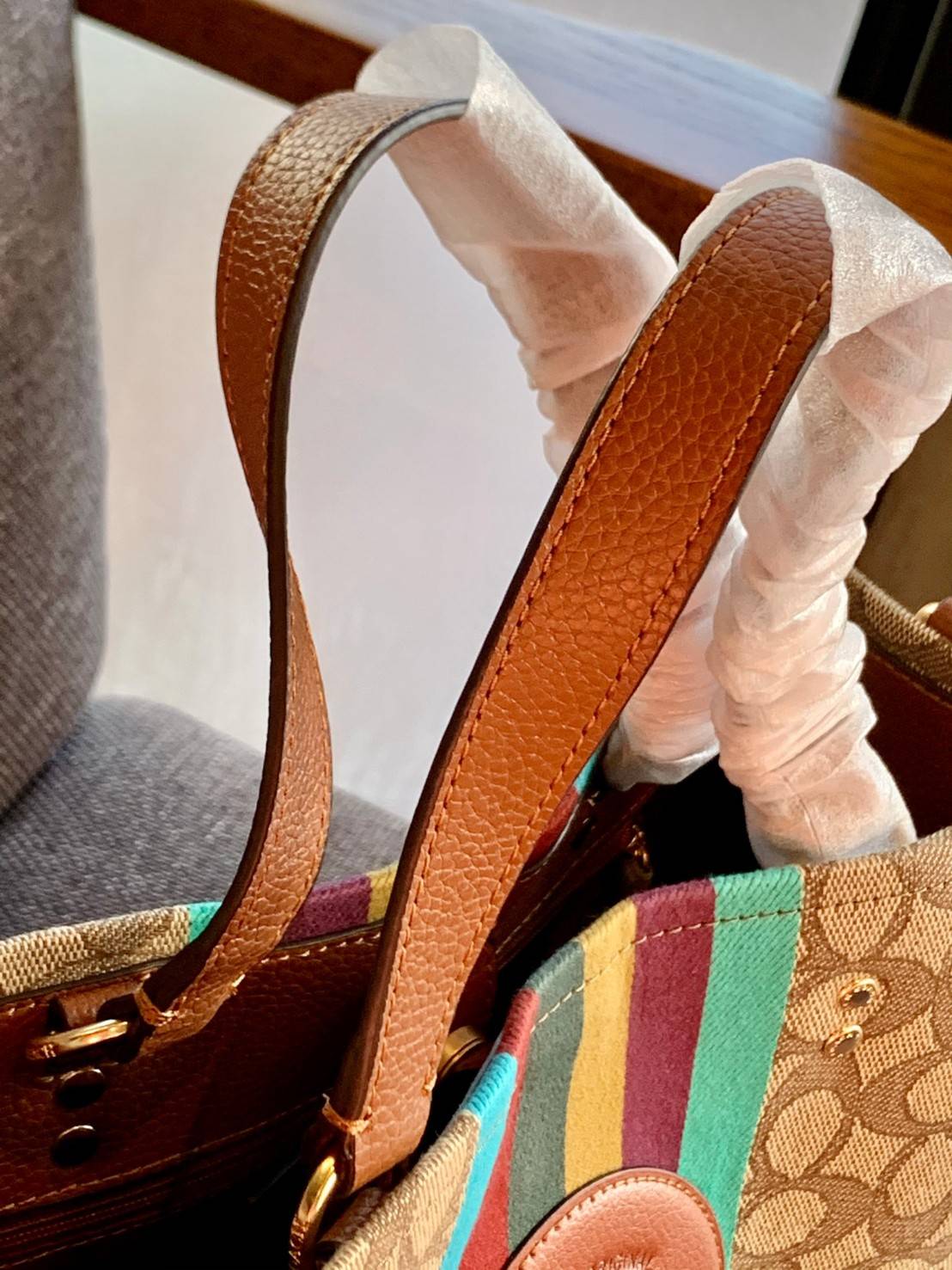 สวยๆอย่างนี้อดใจยังไงไหว!! Coach Dempsey Carryall In Signature Jacquard With Stripe And Coach Patch ((C5794)) ✈️พร้อมส่งความสวย! คุณภาพจัดเต็มเลยค่ะ กระเป๋าทรงTote วัสดุ Jackquard+หนังแท้ ได้ลงตัวสวยงาม 🔺สีคอลเลคชั่นใหม่ล่าสุด! ด้านหน้ามีโล