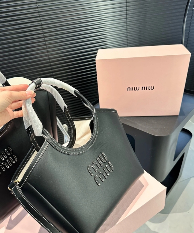 พร้อมส่ง 2 สี MIU MIU IVY LEATHER TOTE BAG กระเป๋าถือทรงโท้ทงานหนังเรียบเต็มใบ มีความยูนิค ใช้งานได้หลากหลายใช้ได้จริงสวยเรียบหรู จับแมตช์ง่าย สวยงาม