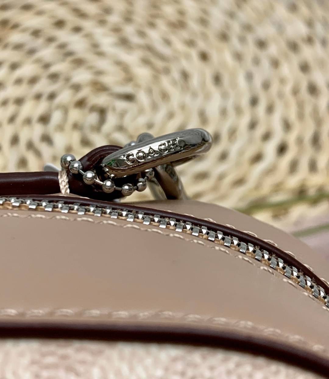 สินค้าขายดี พร้อมสีใหม่ 3สี ในไทยยังไม่มีค่ะ !! COACH SIGNATURE CROSSBODY BOX BAG ((F31208)) กระเป๋าสะพายวัสดุหนังแท้ จาก coach factory outlet หนังนิ่ม ทรงสวย ตัวกระเป๋าลายแบรนด์ ตัดขอบหนังเรียบได้สวยงามค่ะ ด้านหน้า-หลัง มีช่องสำหรับใส่ของ เปิดปิดกระเป๋าแ