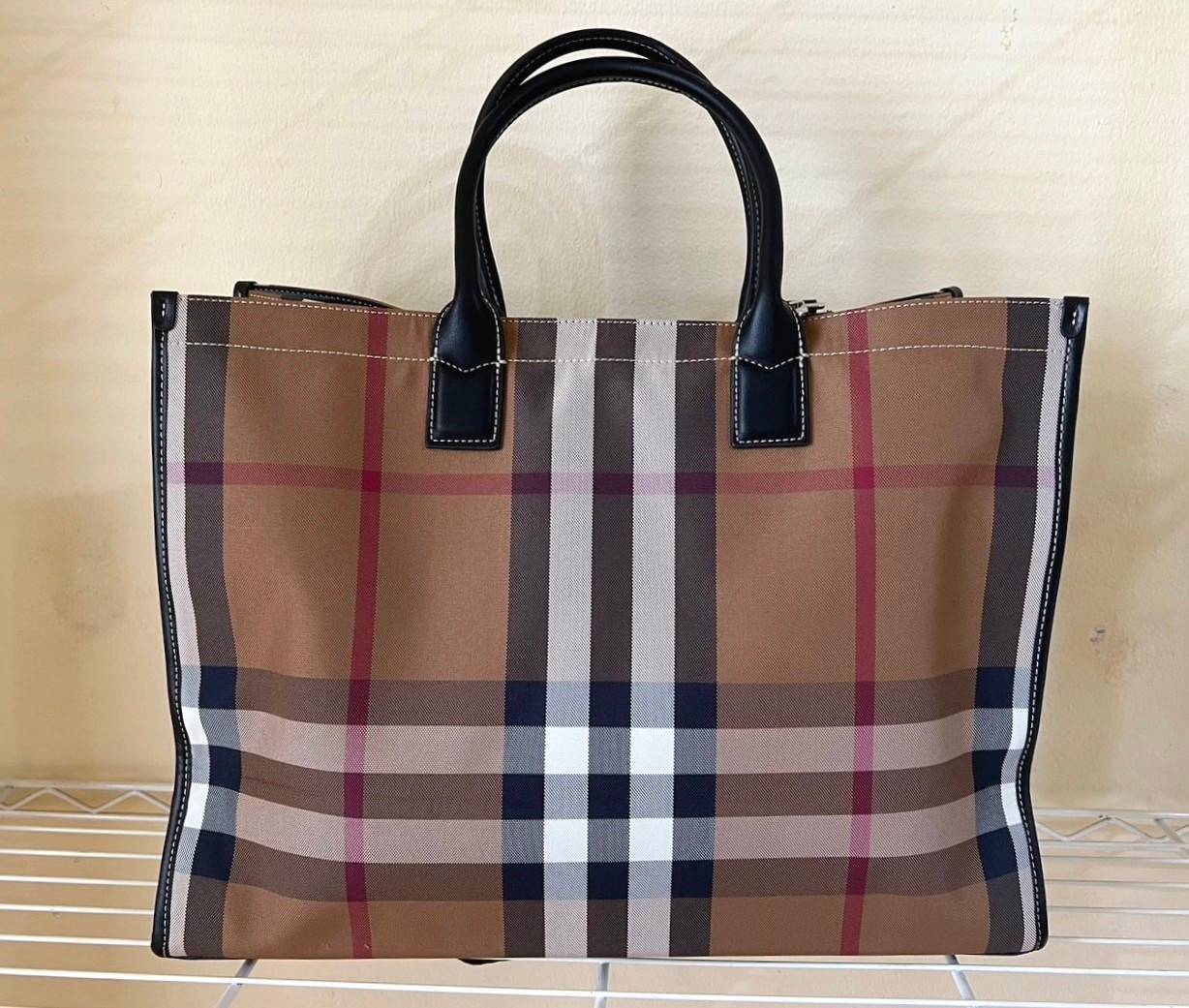 BURBERRY BORSA TOTE BAG / BURBERRY VINTAGE CHECK CANVAS TOTE BAG / BURBERRY FRAGRANCES MONOGRAM TOTE BAG กระเป๋าทรงโท้ทใบใหญ่
