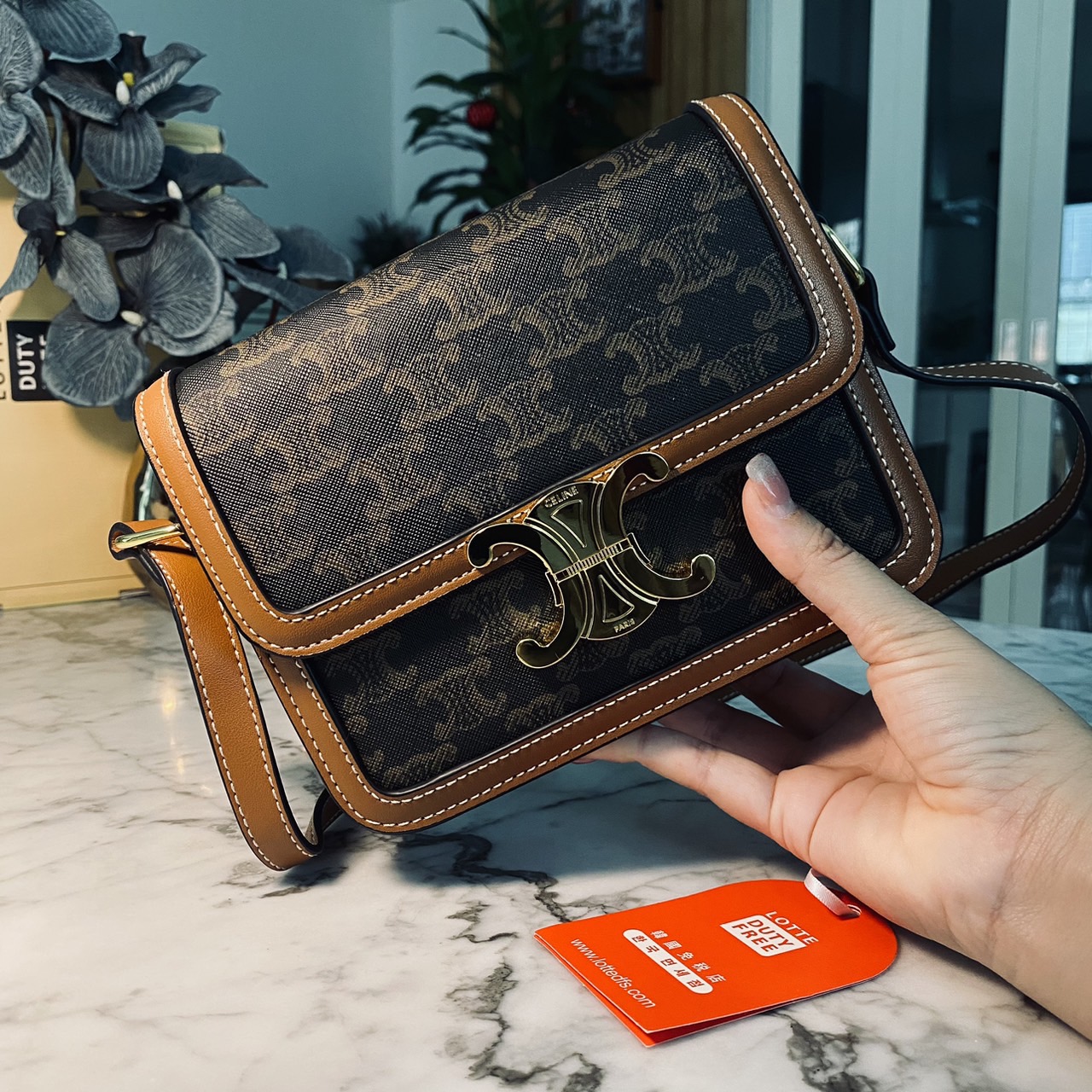 CELINE Teen Triomphe Bag 20cm กระเป๋าสะพายรุ่นยอดนิยม งานสวยอยู่ทรง ไม่มีไม่ได้เลยกับไอเท็มสุดคลาสสิค เนเชอรัลโทน ดูดี ดูแพง -- รับตัวแทนกระเป๋า