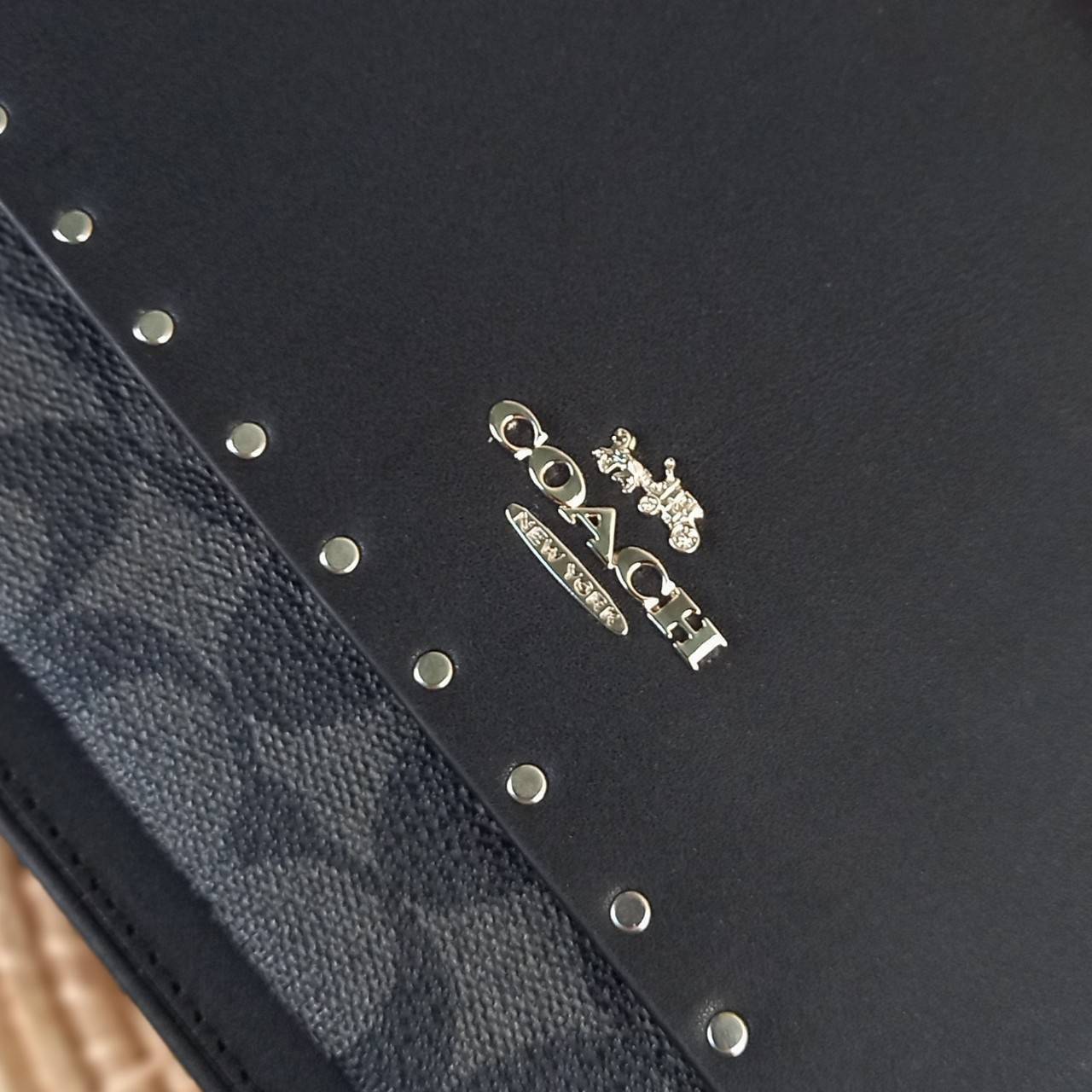 COACH KLARE CROSSBODY IN SIGNATURE CANVAS WITH RIVETS (90400) กระเป๋าถือ กระเป๋าสะพาย รูปทรงสวยงามสุดคลาสสิค แมทท์ง่ายเข้าได้กับทุกลุค แอบกระซิบดังๆนิดนึงว่า! ใบจริงสวยม๊ากก!!// วัสดุแคนวาส ผสมหนังแท้ อยู่ทรง รูปทรงสวยม๊ากก!// ด้านในแบ่งช่องให้ถึง 4 ช่อง 