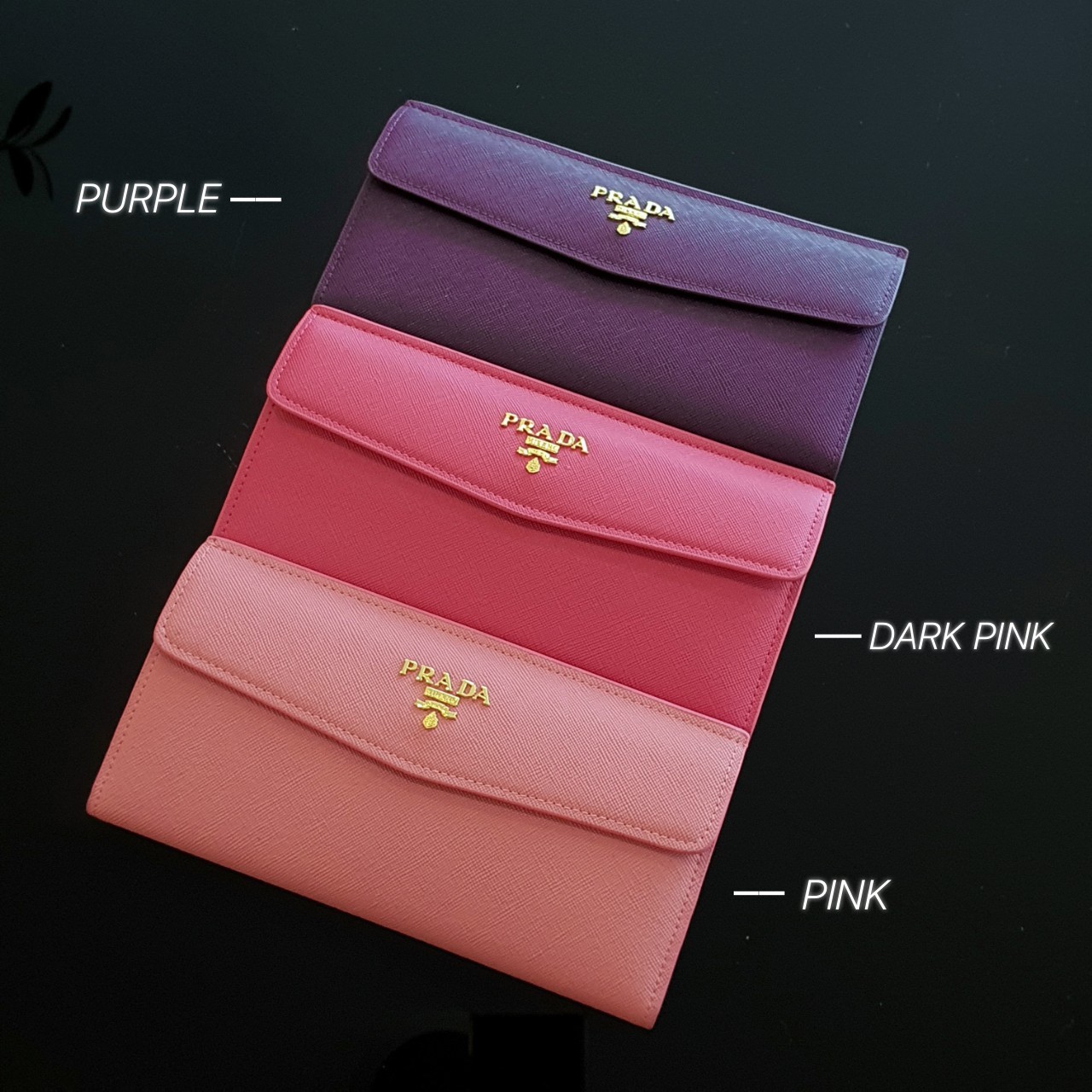 PRADA LONG WALLET กระเป๋าสตางค์รับทรัพย์ ทรงหรู จากแบรนด์ PRADA ลายหนัง SAFFIANO มีช่องใส่บัตร ถึง 12 ช่อง และช่องซิปใส่ของจุกจิกได้ น้ำหนักเบา จับถนัดมือ ขนาดกำลังดีคะ ถือแล้วดูดี อะไหล่ทองสุดหรู ใช้แล้วสวยแน่นอนค้า
