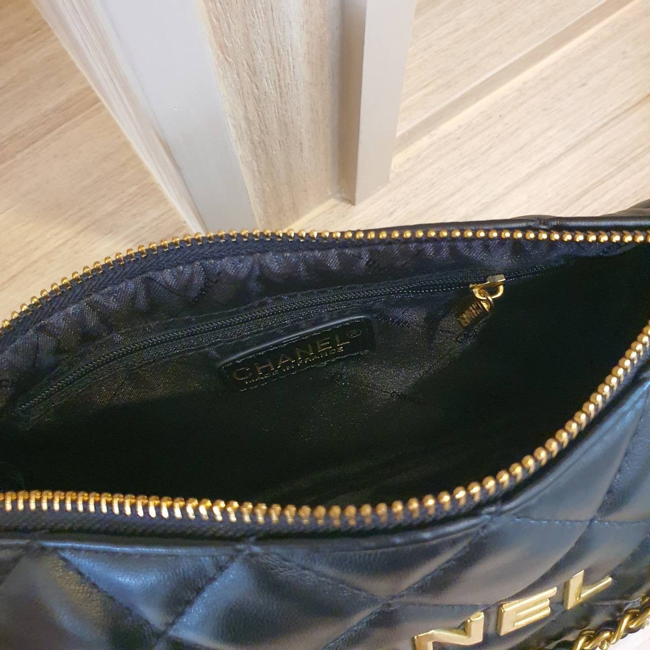 Chanel Crossbody bag black / CHANEL VIP GIFT CROSSBODY BAG กระเป๋าทรงสะพายข้าง ที่กำลังมาแรงมาในตอนนี้ ตัวกระเป๋าเป็นหนังพียูพรีเมี่ยม อะไหล่ทองวินเทจทั้งใบ ด้านหน้าประดับโลโก้แบรนด์ เปิดปิดด้วยซิปยาว ด้านในใส่กระเป๋าสตางค์ได้ถึงใบกลาง สามารถเป็นได้ทั้งกร