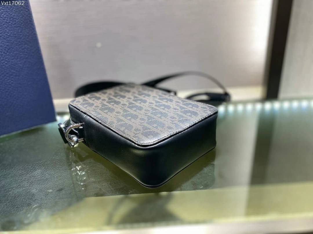 Dior World Tour Vertical / DIOR WORLD TOUR OBLIQUE GALAXY LEATHER MESSENGER POUCH BAG / Dior Pouch With Strap Oblique Galaxy Calfskin เกรดเทพออริจินอล หนังแท้ ภาพถ่ายจากสินค้าจริง ใช้งานต่างประเทศได้