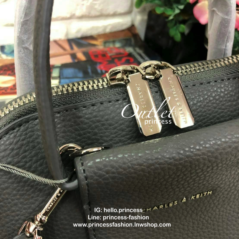 CHARLES & KEITH MINI RING HANDLE DOME BAG 2019 กระเป๋าสะพายขนาดเล็กหนัง pu ลาย pebble ทรงโดม หนังนิ่มอยู่ทรง ด้านหน้าโลโก้โลหะนูน เปิด-ปิดด้วยซิป ซิปคู่ รูดได้สุดใบ เปิดได้กว้างสะดวกหยิบสัมภาระ ภายในมีช่องซิปเล็ก 1 ช่องและช่องย่อย ใส่กระเป๋าเงินยาวได้ มีส