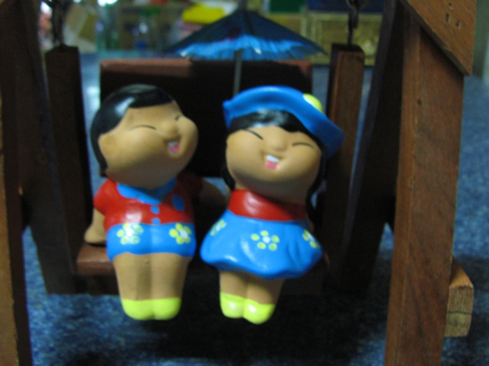 เด็กน้อยเล่นชิงช้าค่ะ