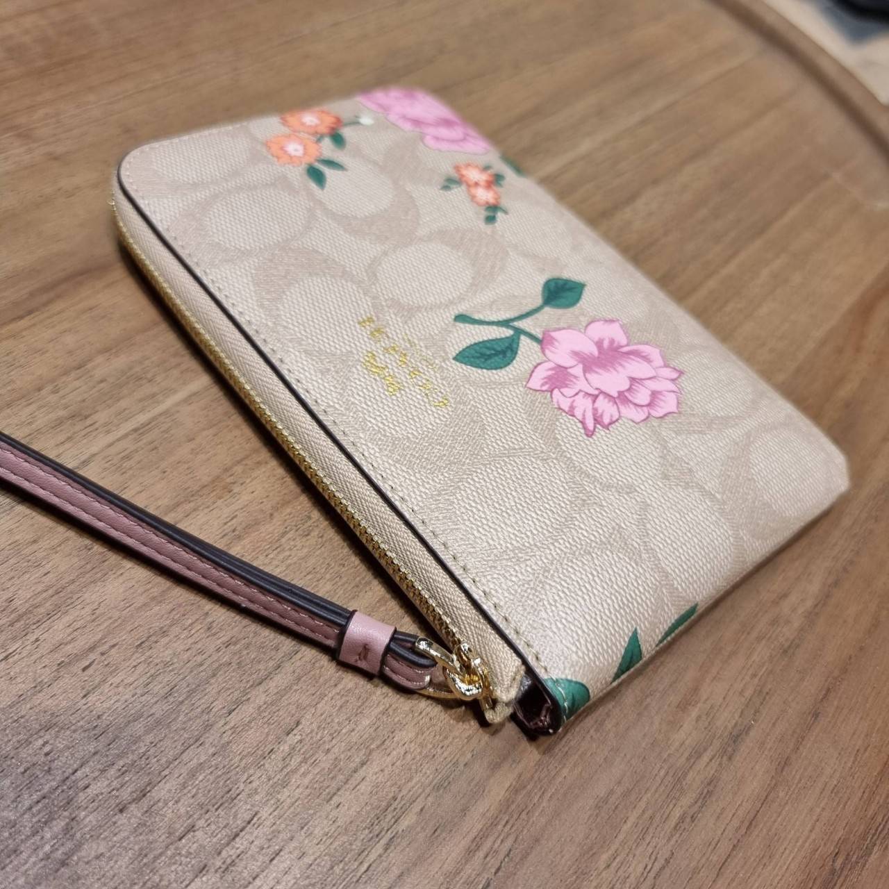 COACH 2972 CORNER ZIP WRISTLET IN SIGNATURE CANVAS WITH BUTTERFLY PRINT มาแล้วจ้า ไอเท็มสุดปัง!! ฮิตไม่เลิก!! พร้อมลวดลายสุดคิ้วท์ น่ารักน่าใช้ขึ้นไปอีก กระเป๋าคล้องมือ ขนาดเหมาะพกพา วัสดุหนังแคนวาส ภายในเป็นช่องโล่ง ใส่ธนบัตร หรือใส่บัตร ใส่เหรียญ ได้หมด