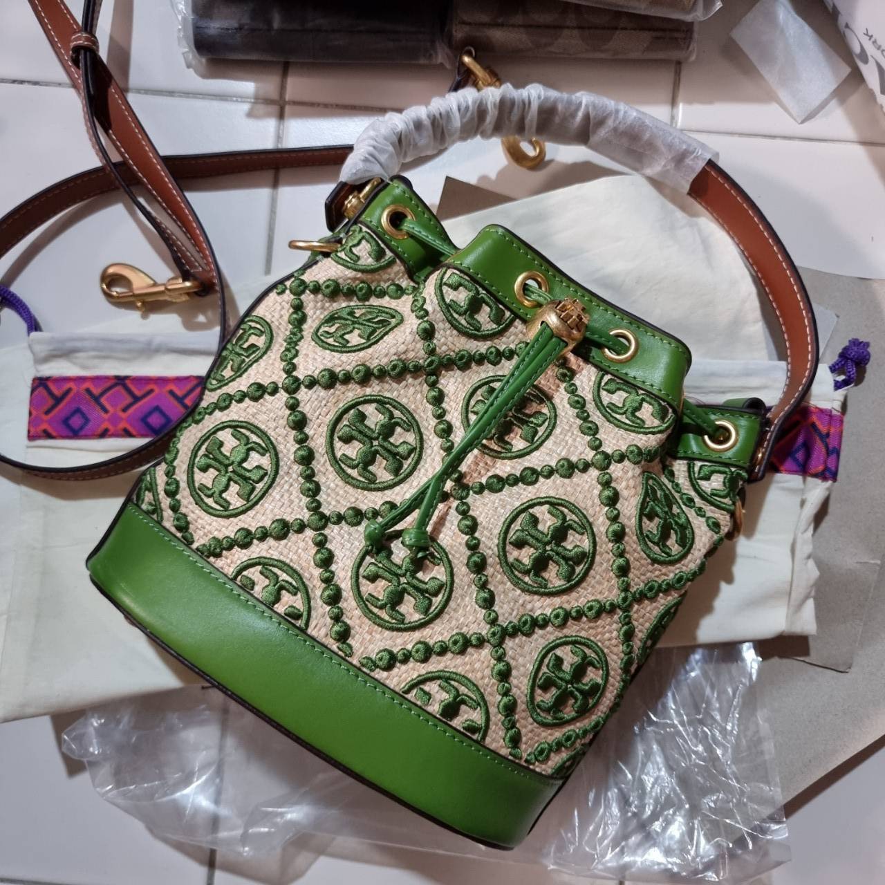 TORY BURCH T MONOGRAM STRAW BUCKET BAG NATURAL/SHISO 🌿สวยงามสะดุดตามากๆค่ะ จัดหนักกันไปเลยจ้า กับรุ่นที่สาวๆรอคอย พร้อมเสิร์ฟความสวยให้ถึงบ้านแล้วน้า กระเป๋าบัคเก็ตทรงยอดนิยม ดีไซน์ใหม่ล่าสุด ยูนีคไม่เหมือนใคร ลายสานเต็มใบพร้อมปักโลโก้เอกลักษณ์สีเ