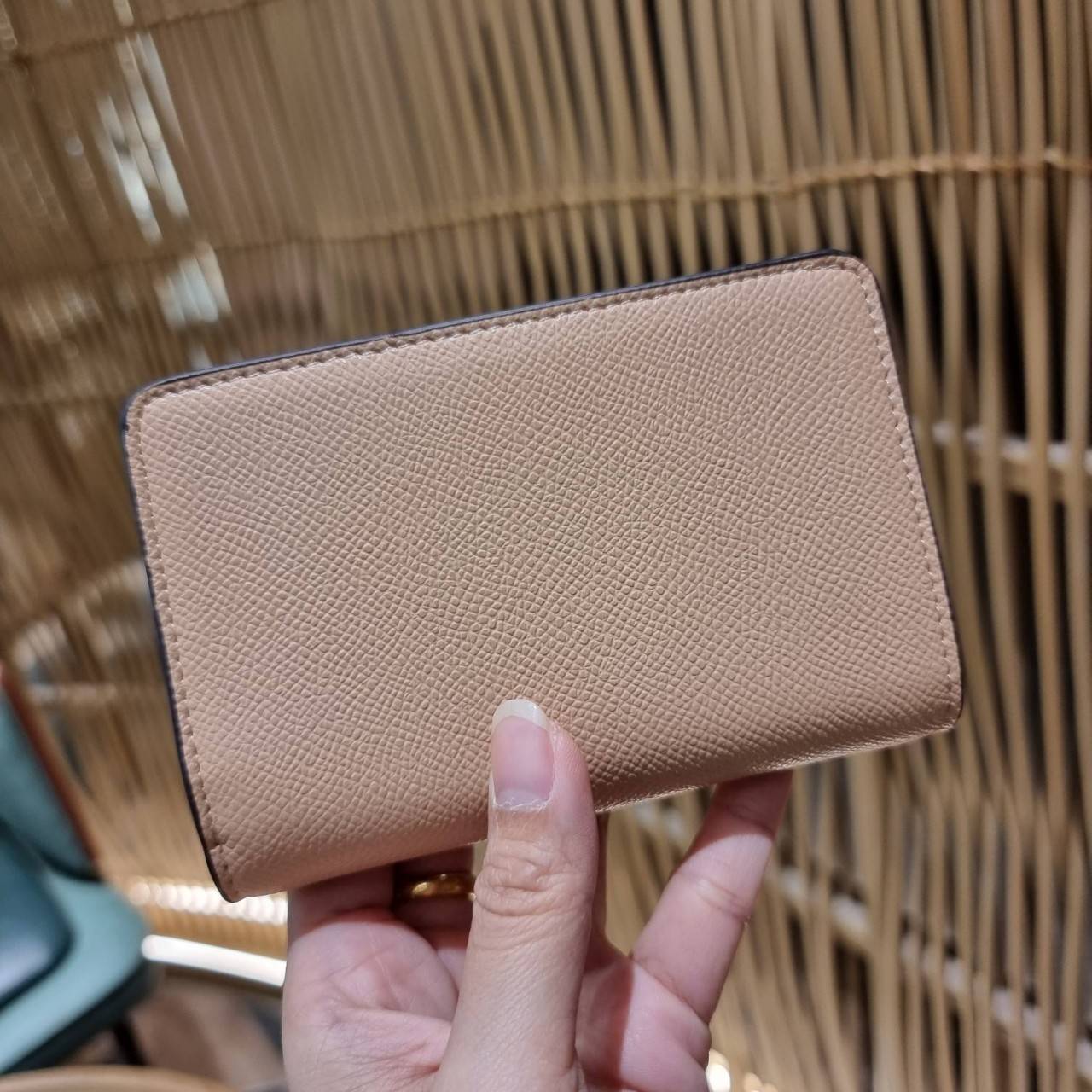 COACH 6390 MEDIUM CORNER ZIP WALLET เดอะเบสท์รุ่นที่สาวๆตามหา!! ดีไซน์ใหม่ สวยสะกด!! กระเป๋าสตางค์ใบกลาง สีคลาสสิค เรียบแต่แฝงความหรู บอกเลยว่ามันละมุนมาก!! ด้วยวัสดุหนัง crossgrain ที่ดูแลรักษาง่าย และยังดูผู้ดี ถือใช้แล้วขับผิวทุกสี ภายในมีช่องใส่บัตรแล