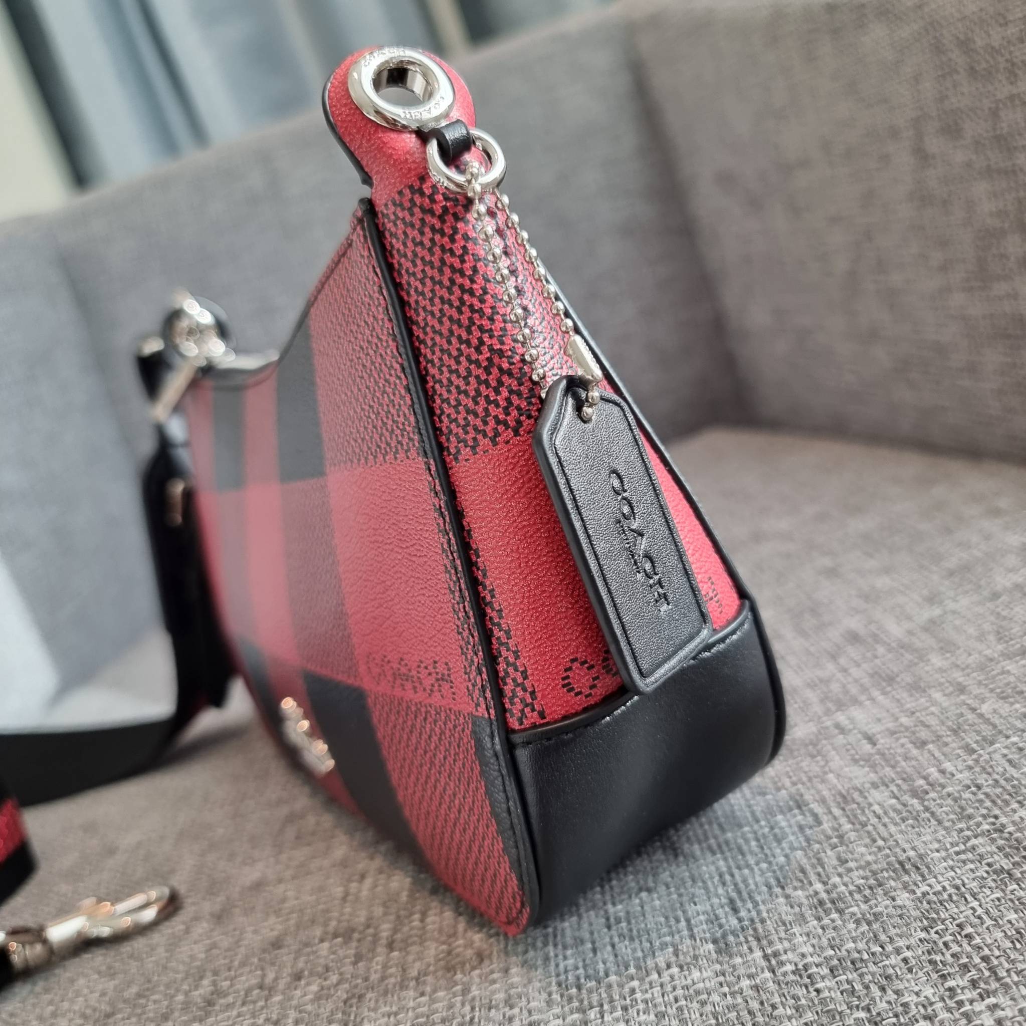 OUTLET 】COACH C6818 JES BAGUETTE WITH BUFFALO PLAID PRINT คอลเลคชั่นใหม่ล่าสุด พร้อมเสิร์ฟความสวยถึงบ้านเช่นเคย!! กระเป๋าสะพายทรงบาแกตต์ ดีไซน์ย้อนยุค ที่แอบแฝงความเรียบหรูดูแพงอยู่ในตัว โดดเด่นด้วยสายสะพายเส้นใหญ่ โทนสีคอนทราส ทำให้ไอเท็มนี้ดูมีลูกเล่นมา