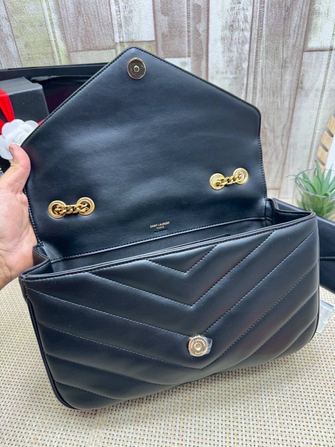 ORI หนังแท้ | 28cm YSL LOULOU medium in MATELASSÉ กระเป๋าสะพายสายโซ่าีทองหรูหรา งานหนังแท้เนื้อนุ่มตะเข็บเย็บลายเชฟรอนสวยหรูโดดเด่นเป็นเอกลักษณ์ 🤍 เกรดออริจินอล หนังแท้