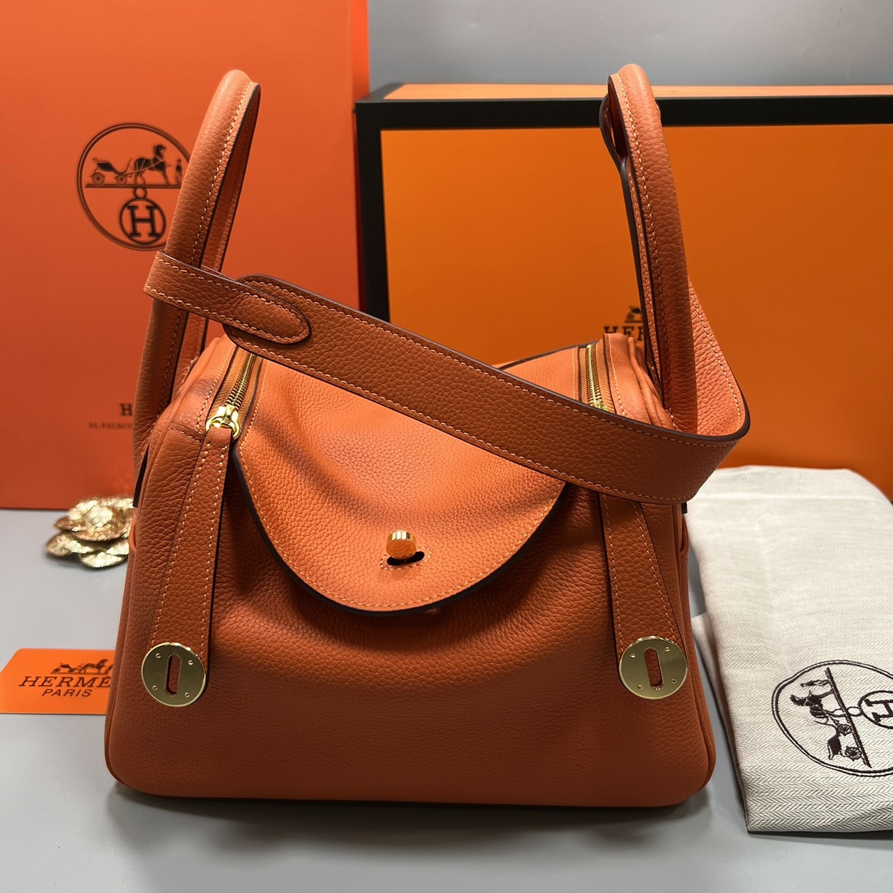 พร้อมส่ง 15 สี HERMES Lindy 26 bag กระเป๋าทรงโท้ทหนังสวยอย่างดี เอกลักษณ์ของความเรียบหรูไฮคลาสอย่างสมบูรณ์แบบ เกรดออริ สลับแท้ งานสวยตามรูป ใช้งานต่างประเทศได้