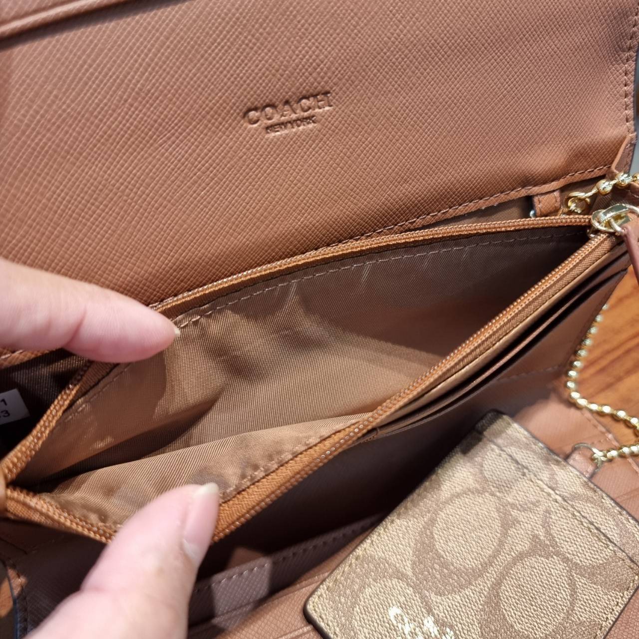 COACH F53763 TRIFOLD WALLET IN SIGNATURE กลับมาแล้วจ้า!! รุ่นขายดี!! 💓 ดีไซน์ใหม่ กระเป๋าสตางค์ใบยาว แถมที่ห้อยใส่บัตรแยกให้ (ถอดออกได้) น่ารักมากๆ ใช้งานง่าย เปิด-ปิดด้วยกระดุม ภายในใส่ธนบัตร ใส่บัตรได้เยอะ ใส่มือถือได้ไปอีก!! จุใจสุดๆ บอกเลยว่าใ