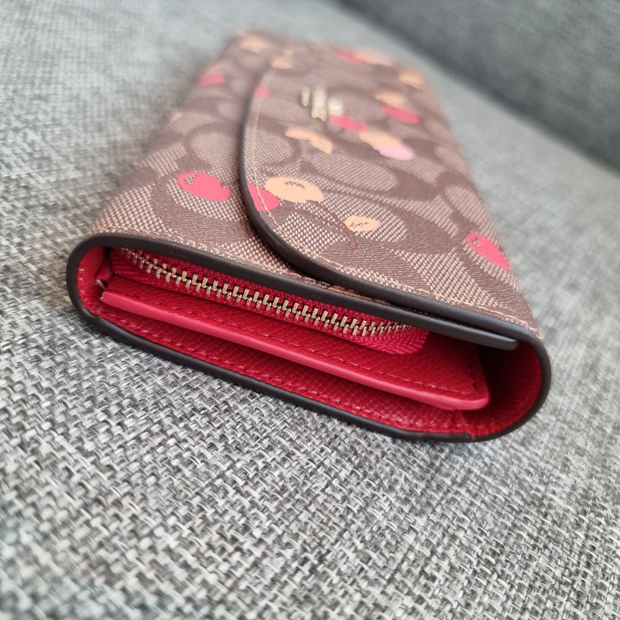 OUTLET 】COACH F31562 SLIM ENVELOPE WALLET IN SIGNATURE CANVAS WITH CHERRY PRINT คอลเลคชั่นใหม่ล่าสุด ต้อนรับนิวเยียร์ไปเลย!! 🍒🎊 กระเป๋าสตางค์รุ่นขายดี ทรงจดหมายรุ่นฝาพับ ดีไซน์ลายเชอร์รี่ น่ารักสดใส วัสดุหนังแคนวาสเคลือบลาย ภายในใส่มือถือไ