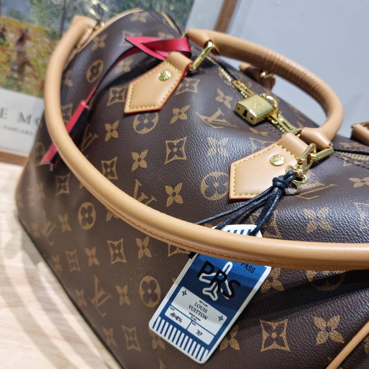 LV speedy soft 30 crafty bag กระเป๋าทรงหมอน รุ่นท็อปฮิต กับดีไซน์ใหม่ต้อนรับฤดูกาลท่องเที่ยว โดดเด่นด้วยการตกแต่งลายพิมพ์ซิกเนเจอร์ และป้ายแท็กหนังสุดเก๋