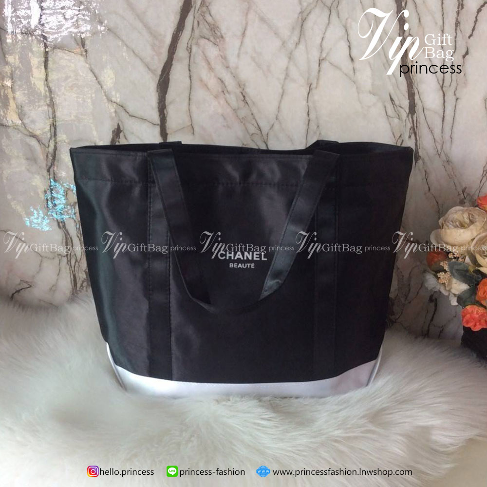 Chanel Satin Shopping Bag กระเป๋าสะพายทรง Shopping Bag พรีเมี่ยมกิ้ฟ Limited Edition ของแท้ 100% นำเข้าจาก Chanel Perfume Counter ใบใหญ่วัสดุ SATIN สกรีนแบรนด์ด้สนหน้า ซับใน Polyester 100% เปิดปิดด้วยกระดุมแม่เหล็ก น้ำหนักเบา จุสุดๆ สามารถใส่เอกสารA4หนังส