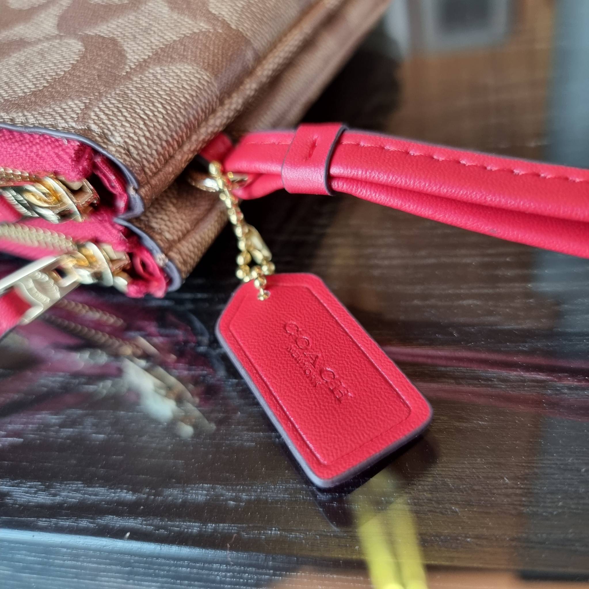 COACH F54057 DOUBLE ZIP WALLET IN SIGNATURE กระเป๋าคล้องมือ size L ใบนี้ใส่มือถือได้ทุกรุ่น ขนาดกำลังดี พกพาสะดวกมากๆ วัสดุหนังสังเคราะห์ ภายในเป็นผ้าสีสวยคม ใส่ธนบัตร ใส่บัตรได้เยอะ ใส่มือถือได้สบายๆทุกรุ่น ตอบโจทย์สาวๆที่ไม่ชอบพกเยอะวุ่นวายจ้า ใบนี้เอาอ