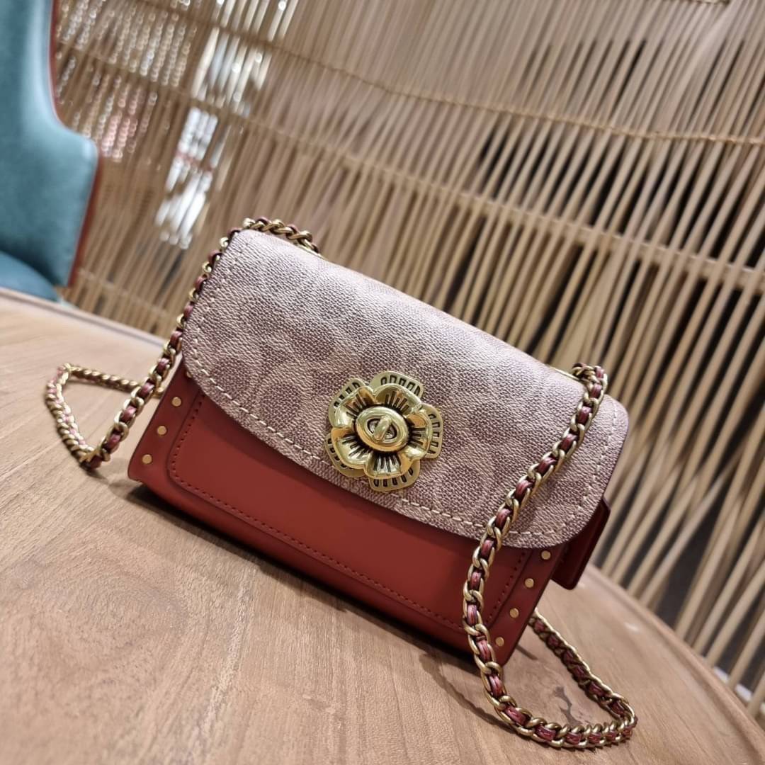 COACH 30592 PARKER 18 IN SIGNATURE CANVAS WITH RIVETS ไอเท็มยอดฮิต รุ่นหายาก!! sold out ไปหลายรอบ ก็ยังมีคนรอ!! กระเป๋าสะพายข้าง ไซส์กะทัดรัด พกพาง่าย ดีไซน์สวยด้วยการตอกหมุดเพิ่มดีเทล โดดเด่นด้วยตัวล็อครูปดอกไม้ วัสดุหนังแคนวาสเคลือบลายสลับหนังแท้ ภายในเ