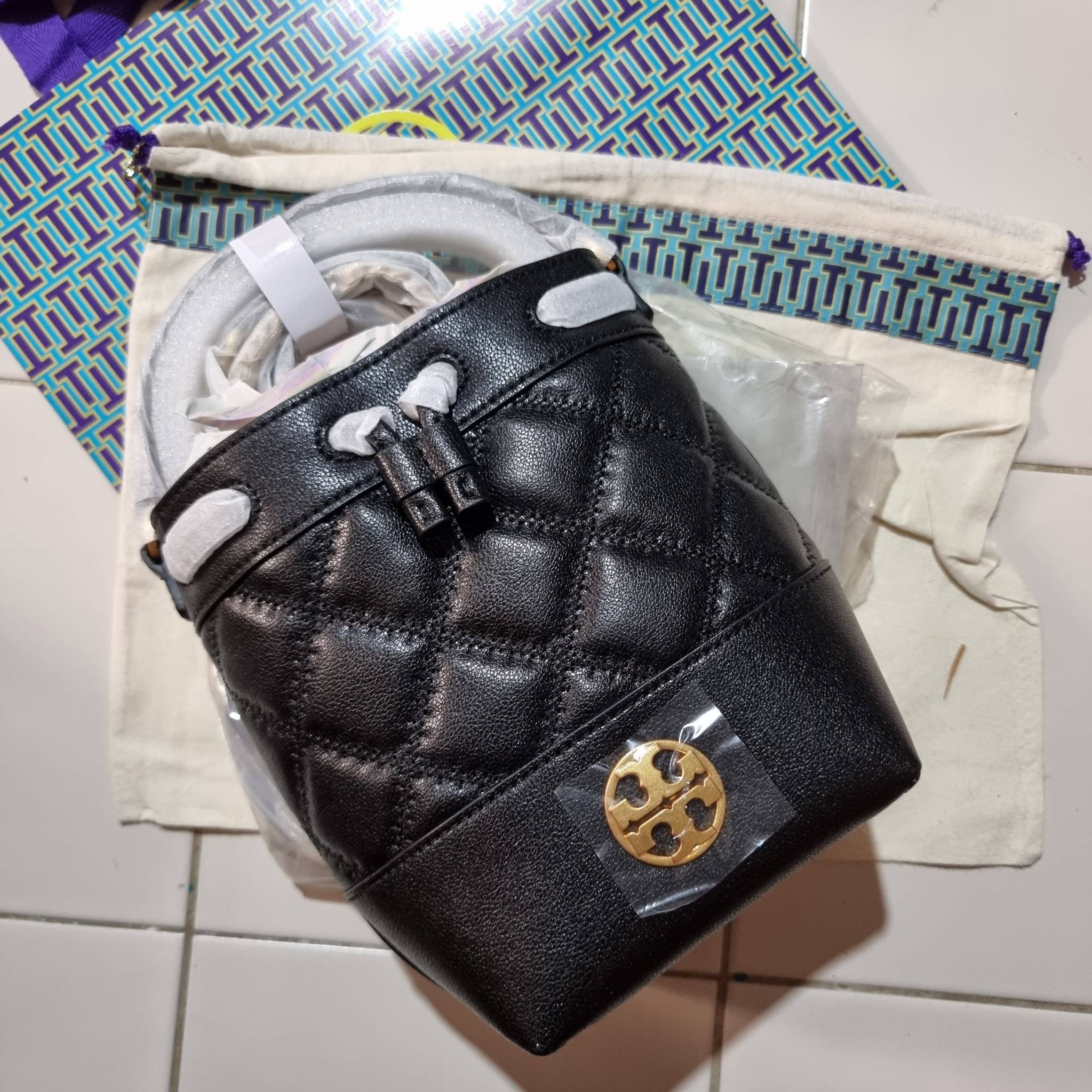 TORY BURCH WILLA MINI BUCKET BAG NEW ARRIVAL สุดปัง กระเป๋าสะพายทรงบัคเก็ต สวยผู้ดี โดดเด่นด้วยโลโก้สีทองดูหรู อัพลุคผู้ดี๊ผู้ดี วัสดุหนังแท้ ดีไซน์บุนวม เส้นคมดีเทลหรู เปิด-ปิดหนังรูดปากกระเป๋า มีหูหิ้วในตัว คล้องแขนเก๋ๆ ภายในเป็นช่องโล่ง มีช่องย่อย ใส่ข