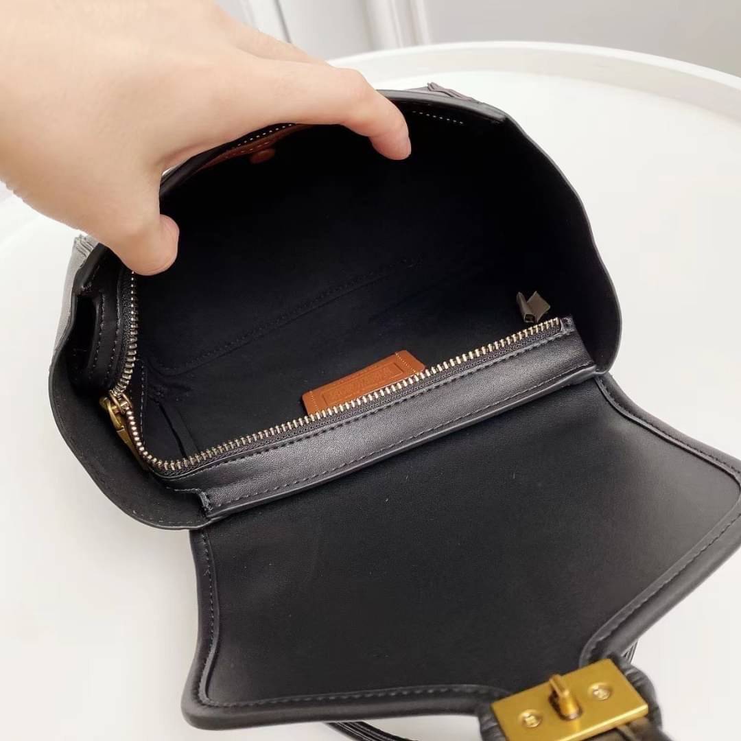 COACH COURIER CARRYALL 23 IN COLORBLOCK SIGNATURE CANVAS พร้อมส่ง 7 แบบ พร้อมส่ง ลุคดูไฮสุดๆค่ะ! กระเป๋าสะพายหนังหรูหราและคลาสสิค หนังแท้ชั้นดีที่สุด น้ำหนักเบา หนังสวยมากก สัมผัสแล้วหลงรักแน่นอนจ้าา😘