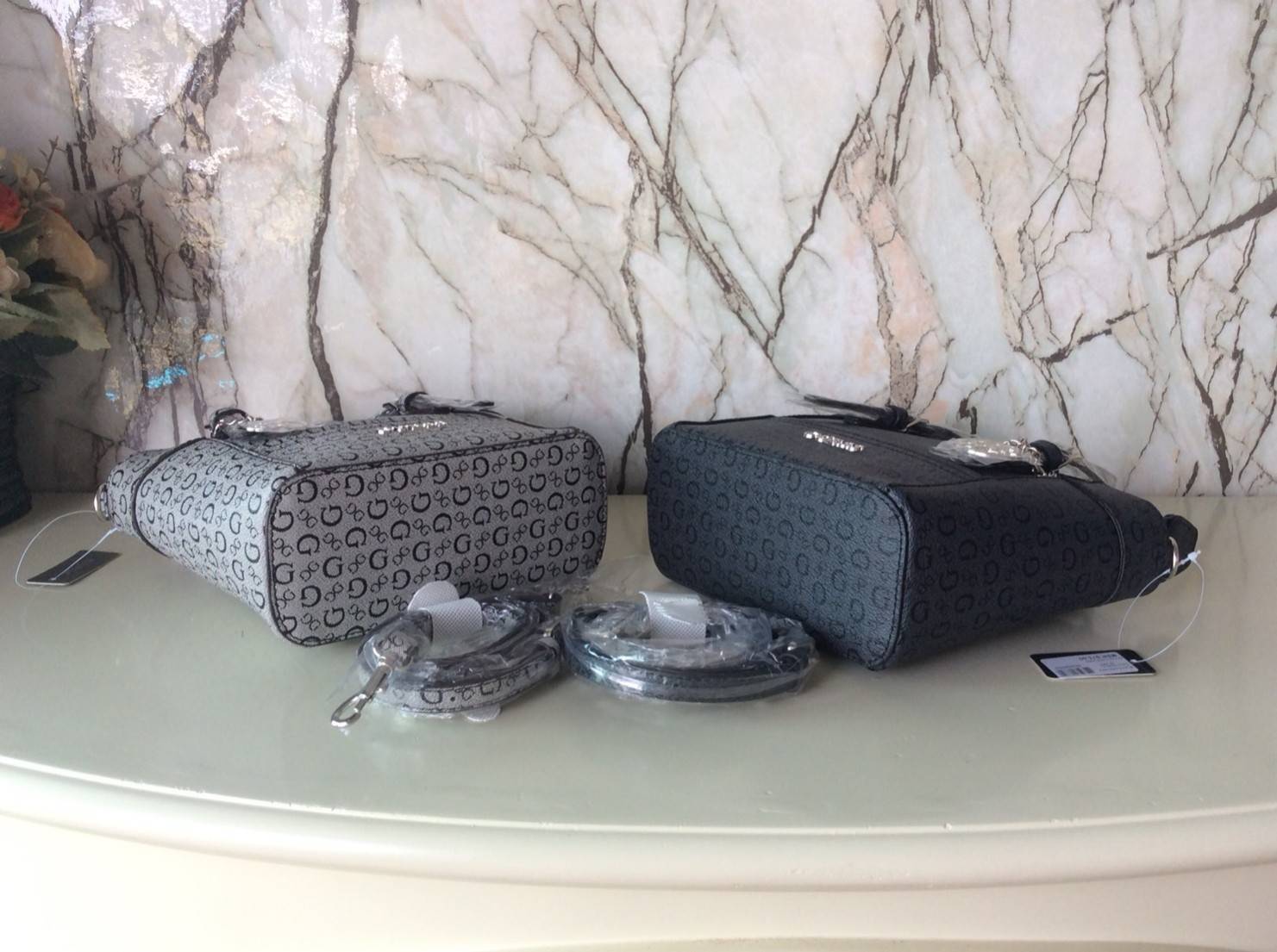 Don’t Miss! GUESS CATE MINI CROSS BODY BAG กระเป๋าถือหรือสะพายรุ่นที่ฮิตและขายดีที่สุดจาก GUESS FACTORY หนัง Saffiano ลาย GUESS Signature สวยอยู่ทรง ขนาดกำลังดี น้ำหนักเบา ด้านหน้าประดับโลโก้พร้อมพวงกุญแจโลโก้แบรนด์ห้อยที่หูกระเป๋าถอดเเยกใช้ได้ เปิดปิดด้ว