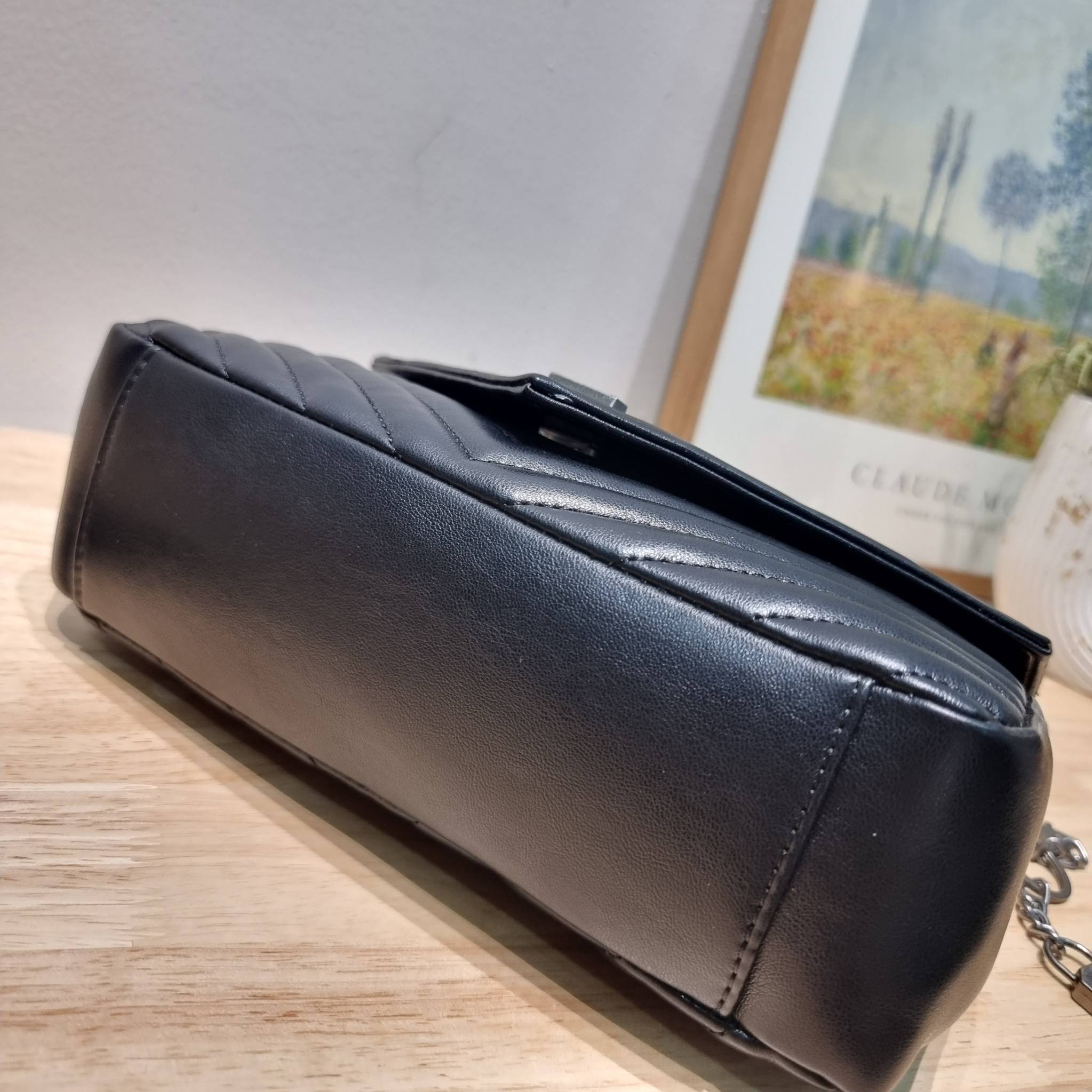 YSL College Medium Bag / Yves Saint laurent crossbody boutique กระเป๋าสะพายไหล่ ดีไซน์ทรงสวยหรู พิเศษ แถมฟรี พวงกุญแจห้อยเอกลักษณ์แบรนด์