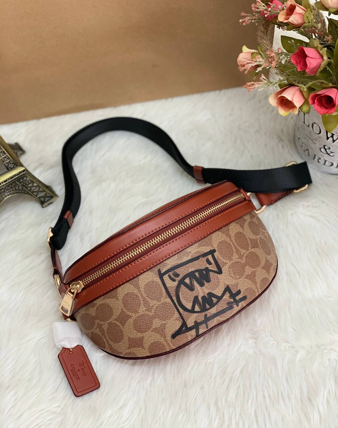LIMITED EDITION !! COACH BELT BAG IN SIGNATURE WITH REXY BY GUANG YU กลับมาอีกครั้งกับ Coach X Disney สวยงามมากๆค่ะ คาดอก คาดเอวได้ ลาย C ตัดขอบหนังเรียบ มีช่องซิปทั้งหน้า//หลัง ใส่มือถือได้ทุกรุ่น;พาสปอร์ตได้ ;กระเป๋าเงินใบกลางได้;อื่นๆจำเป็นได้ครบค่ะ.