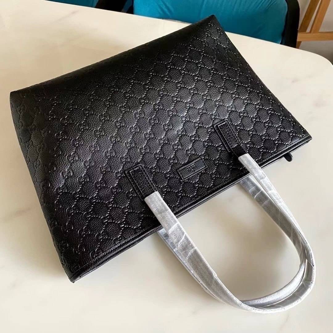 หนังแท้ Gucci GG Supreme black tote Shopping Bag กระเป๋าทรง neverfull ยอดฮิต รุ่นนี้ใช้หนังเยอะมาก คุ้มสุด งานหนังแท้เมื่อกระทบแสงขึ้นเงาสวยมากๆ ค่ะ สวยหรู จุของได้เยอะ ภายในโล่งกว้าง limited ที่สุด ไม่ควรพลาดเลยค่าาา