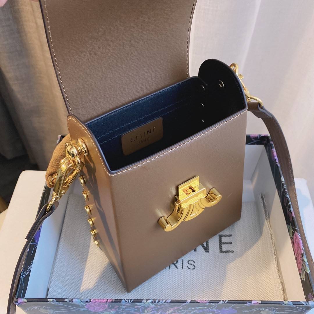 พรีเมี่ยมกิ๊ฟแท้ 100% 】พร้อมส่งที่ไทย!! CELINE BOX CROSSBODY BAG (GWP) พรีเมี่ยมกิ๊ฟ Limited จาก CELINE HAUTE PARFUME DUTYFREE COUNTER วัสดุหนังแท้เรียบเงา หนังสวยอยู่ทรง ประดับด้วยหมุด อะไหล่ทองทั้งใบ ปิดปิดด้วยตัวบีบสัญลักษณ์แบรนด์