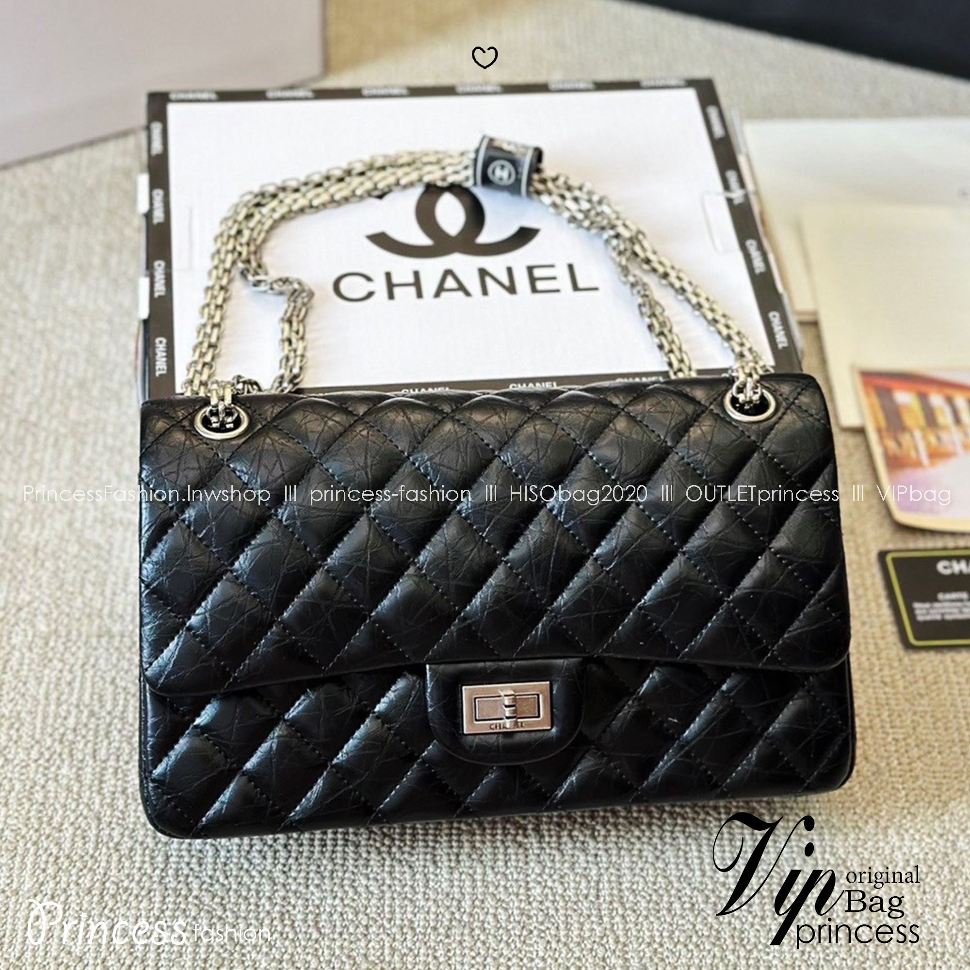 CHANEL 2.55 Handbag Aged Leather & Gold-Tone กระเป๋าสะพายหนังย่น แฝงความหรูในตัวตามเอกลักษณ์แบรนด์ สีดำ อะไหล่เงิน / ทอง