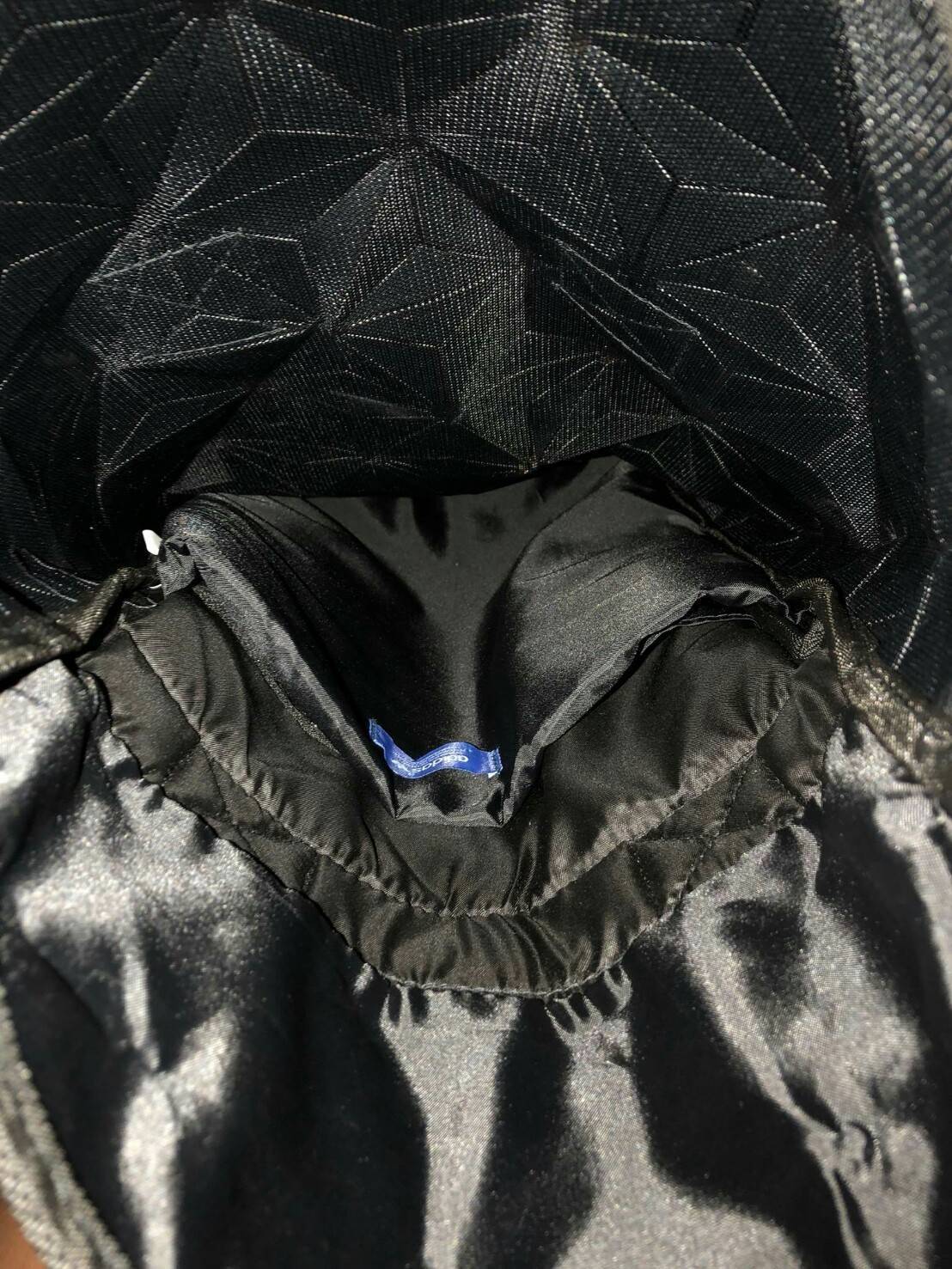 Adidas Originals BP Roll Top 3D Mesh 2017 Backpack Bag DH0100 กระเป๋าเป้สะพายหลัง สีใหม่ ดีไซน์แบบ 3 มิติ วัสดุ polyurethane ใช้ลูกเล่นของเหลี่ยม และมุมเชื่อมเข้าหากัน การออกแบบกระเป๋าเป็นเหมือนถุงทรงสูง ส่วนปากกระเป๋า เปิดปิดแบบตีนตุ๊กแกม้วนพับ และติดกระ