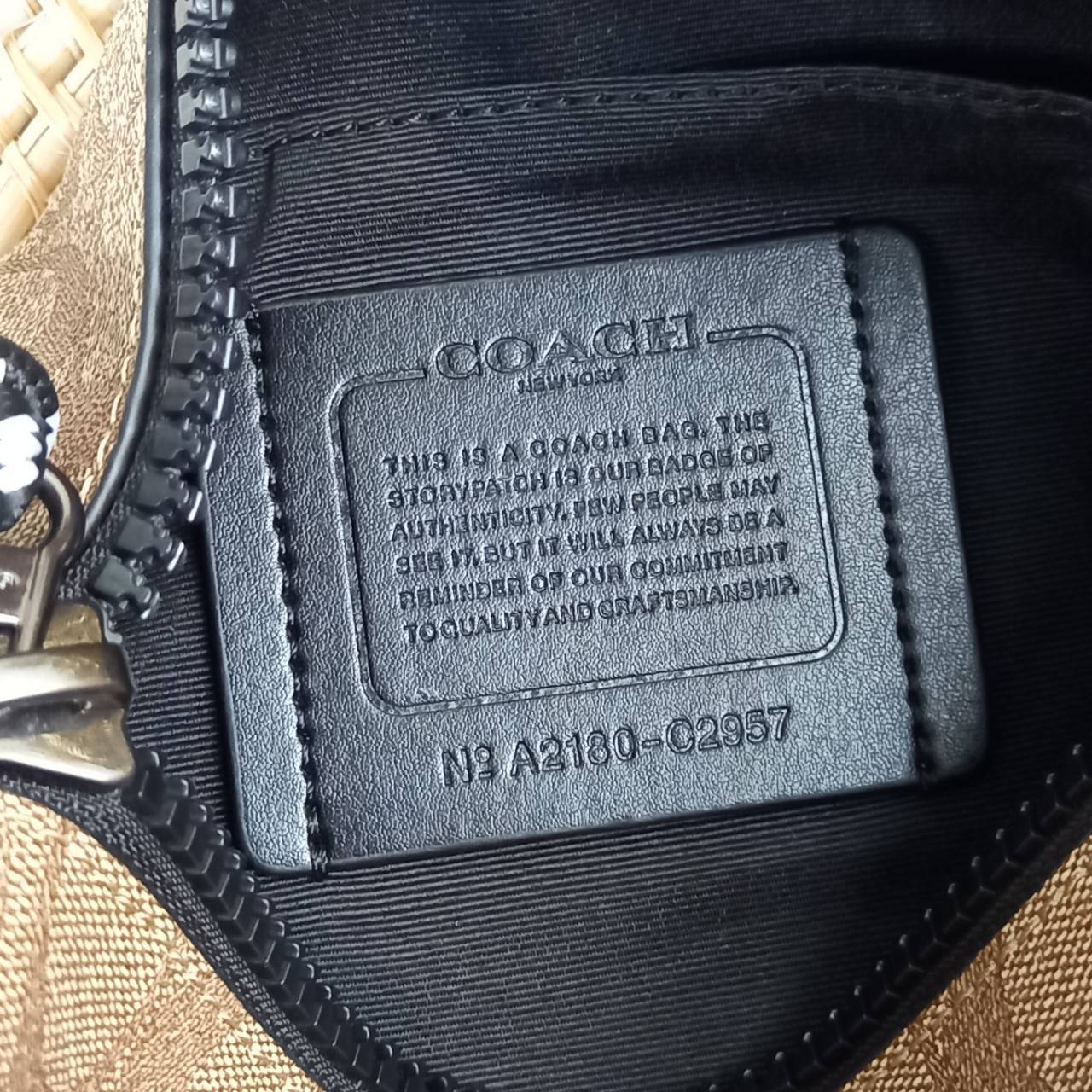 COACH BARREL SIGNATURE CANVAS CROSSBODY (C2957) กระเป๋าสะพาย ทรงเก๋ ขนาดกำลังดี ที่บอกได้คำเดียวว่า เท่ไม่หยอก!! คือดีย์มาก!!// วัสดุแคนวาส ผสมหนังแท้ ลาย SIGNATURE รูปทรงกระบอก// เปิด-ปิด ด้วยซิบ ด้านในโล่งกว้าง เก็บของได้เยอะ// มาพร้อมสายสะพาย สายสปอร์ต