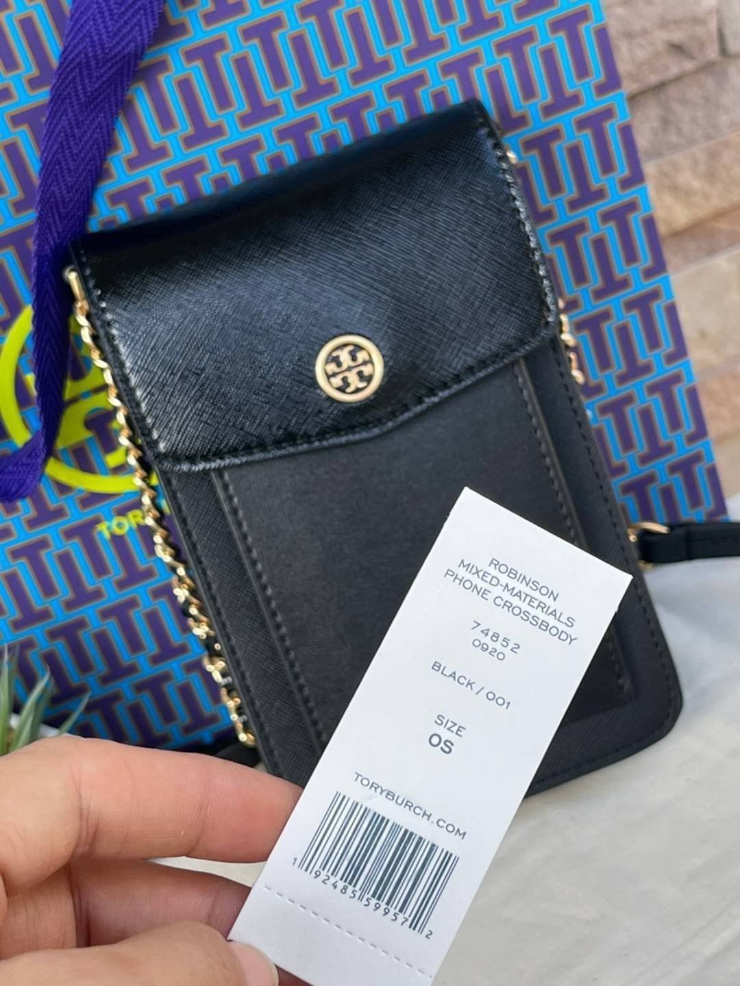 OUTLET 】Tory burch robinson mixed materials phone crossbody ไอเท็มหรูจากแบรนด์ดังอย่างTory burch อีกแบรนด์สุดคลาสสิกที่มีทั้งความเท่และความเรียบหรูลงตัว กับรูปทรงแบบมินิมอลสีเหลี่ยมมุมโค้งเรียบ ๆ ดีไซน์ฝาพับปิดกระเป๋าได้มิดชิด ยังมีลักษณะที่แนบกับตัวผู้ใช