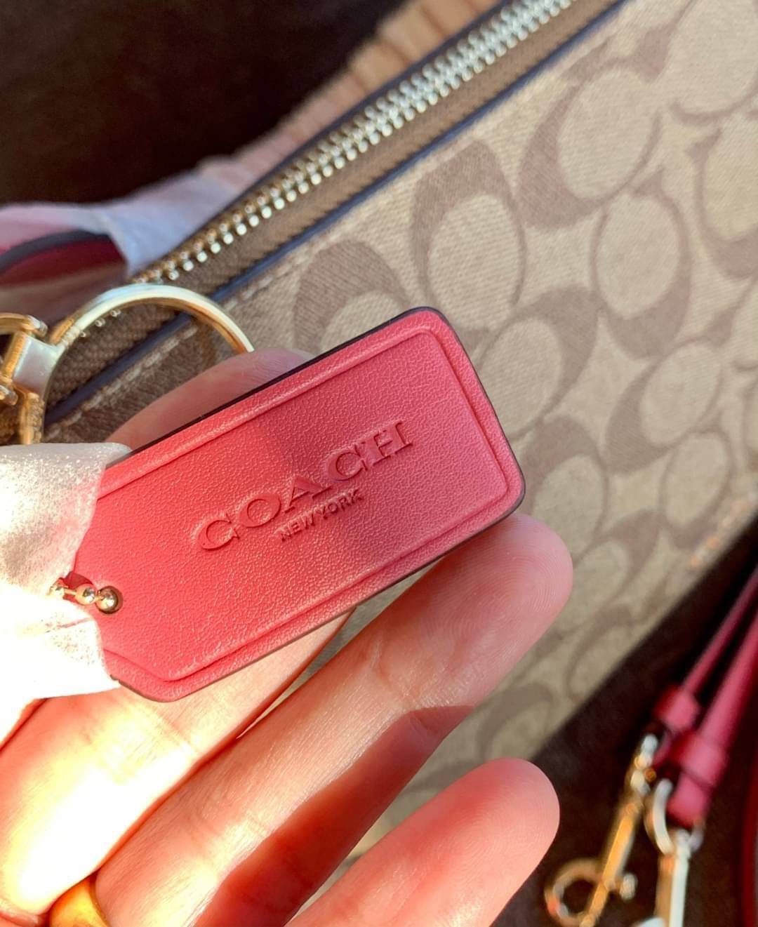 OUTLET 】ปรับราคาลง ได้ไปไม่ผิดหวังแน่นอนจ้าา💥 Coach Pebble Leather Small Skylar Hobo Shoulder Bag((90738)) พร้อมส่งที่ไทย ล่าสุด! กระเป๋าหิ้ว//สะพายข้างได้ ทรงน่ารัก ละมุน หนังแท้ หนังนิ่มมือดีมาก หลงรักแน่นอนค่าา! เปิดปิดกระเป๋าแบบซิปมีพู่ห้อย ใช