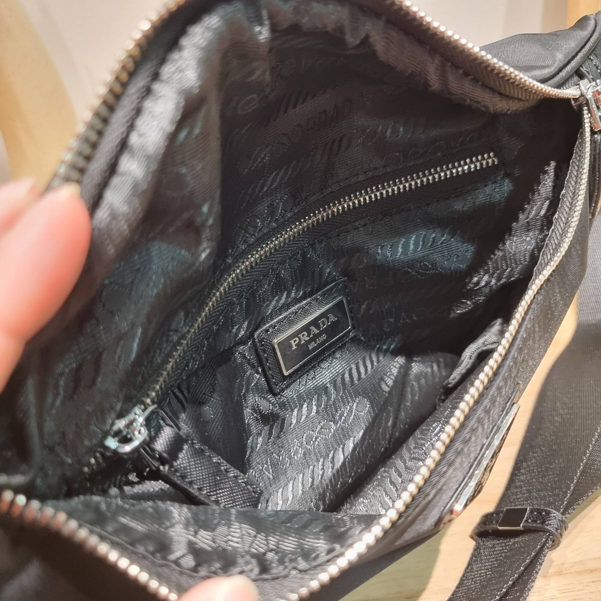 PRADA NYLON BUM BAG / PRADA Nylon Belt Bag กระเป๋าคาดอก รุ่นยอดฮิต ที่ใครๆก็ตามหา ด้วยดีไซน์คลาสสิค ใช้งานง่าย คล่องตัวสุดๆ เปิด-ปิดด้วยซิป ภายในโล่งกว้าง