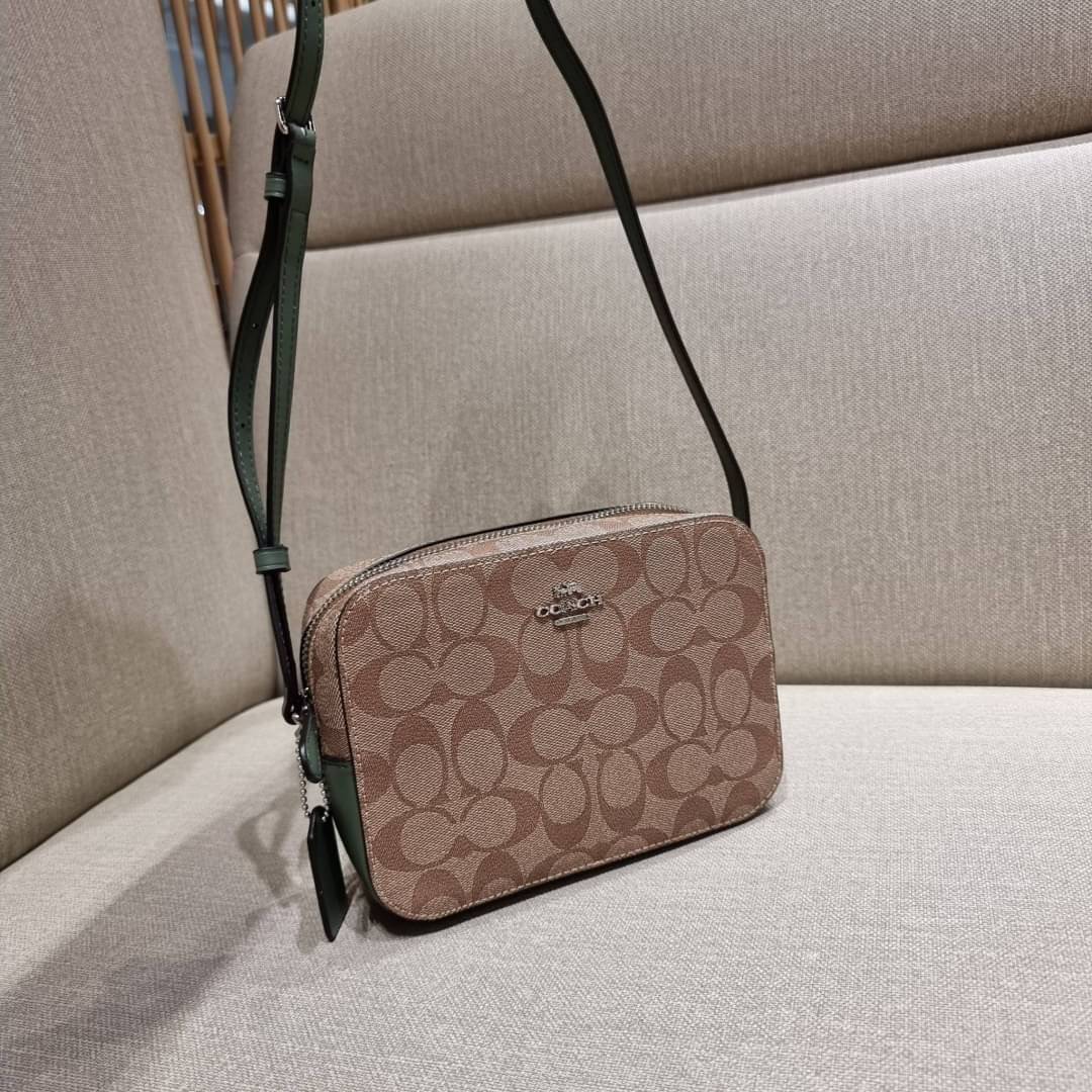 COACH 91677 MINI CAMERA BAG IN SIGNATURE CANVAS สีมาใหม่ รุ่นขายดีที่สุด!! กระเป๋าสะพายข้างไซส์มินิ คลาสสิคอยู่ทรง อะไหลเงินเรียบหรู วัสดุหนังแคนวาสเคลือบลาย เปิด-ปิดด้วยซิป สายสะพายปรับได้ตามตัว ใบนี้แมทช์ได้ทุกลุค ใช้เป็น everyday bag ได้สบายๆเลยจ้า &#x