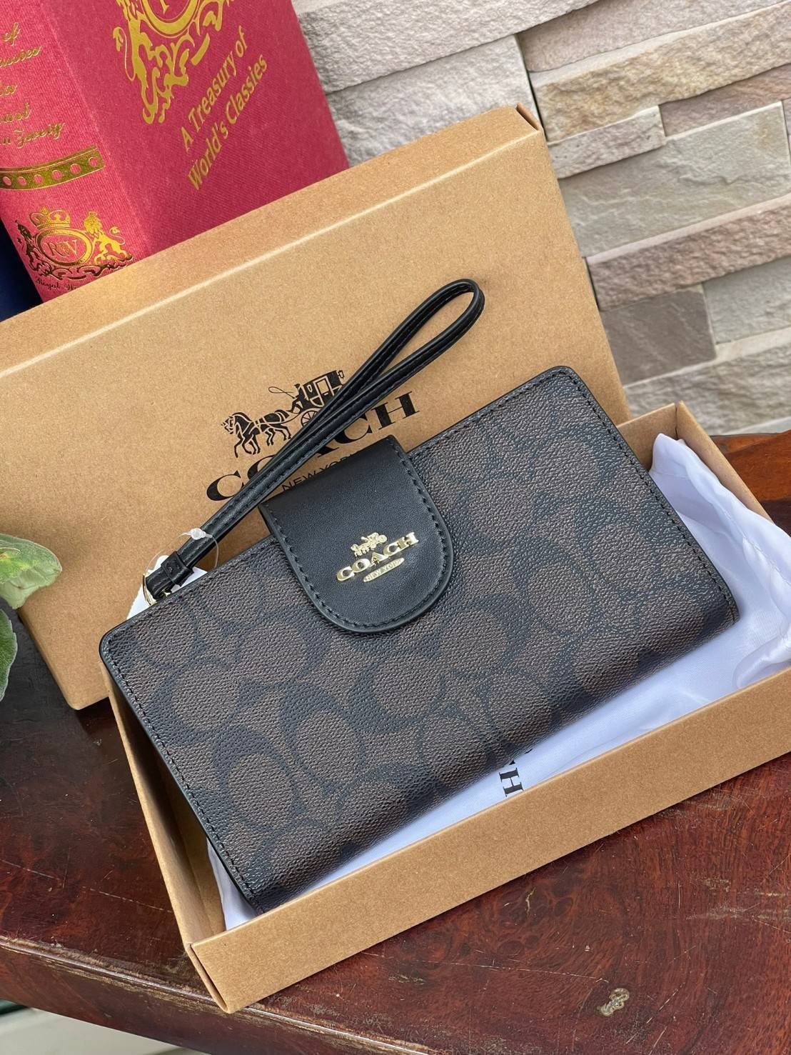 COACH Tech Phone Wallet In Colorblock Signature Canvas (COACH C2874) อีกหนึ่ง collection ของกระเป๋าสตางค์ที่ดีไซน์ทันสมัยให้ใช้งานได้แบบครบครัน เป็นกระเป๋าสตางค์ ที่มีช่องสำหรับใส่โทรศัพท์มือถือ ธนบัตร เหรียญ และบัตรต่าง ๆ ใช้งานแบบ2ด้าน เพิ่มความสะดวกสบา