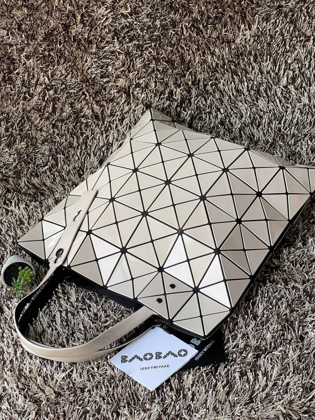 Baobao Issey Miyake 6x6 กระเป๋า Tote รุ่นนี้ถือว่าเป็นกระเป๋า Tote ไซส์กลางที่เหมาะกับการพกพาสิ่งของที่จำเป็นในทุก ๆ วัน มาพร้อมสายที่สามารถปรับได้ทั้งสองสาย และมีช่องใส่ของช่องเล็กด้านใน 1 ช่อง จุของได้เยอะแถมยังทนทาน ใช้เป็น Everyday Bag ได้เลยคะ พกพาสะ