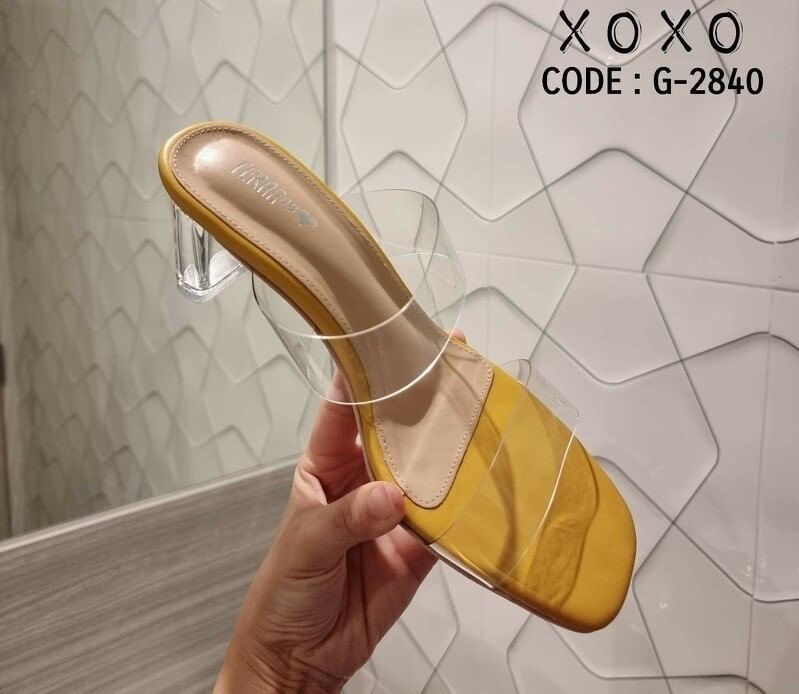 รองเท้างานสวม สไตล์รองเท้าแก้ว สวย โดดเด่น เปรี้ยว สีพื้น หนังสีสด คาดพลาสติกใสอย่างดี เนื้อนุ่ม ส้นพลาสติกแก้วใส แมทส์ชุดง่าย ใส่กับเสื้อผ้าได้หลากหลาย