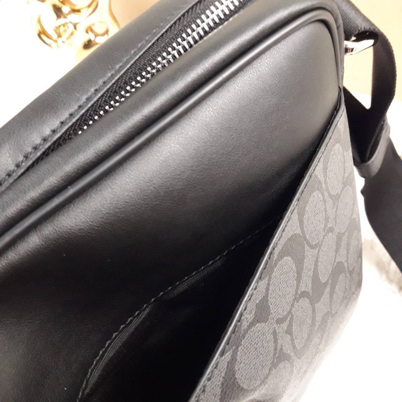 อมตะ ฆ่าไม่ตายจริงๆ กับรุ่นนี้!!😎//>>COACH CHARLES FLIGHT BAG(F54788)🍁สะพายข้าง ทรงสวย เป็นอีกรุ่น ที่ฮิตตลอดกาลไปเรียบร้อยแล้ว//วัสดุหนังแคนวาส สลับหนังแท้อย่างดี // ใช้ได้ทั้งชายและหญิง Unisexสุดๆ ใช้งานง่าย ทรงกล่อง จะสะพายเที่ยว 