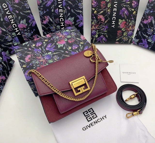 หนังแท้ Givenchy GV3 Bag 9” สวยหรู ดูเป็นคนมีเทสดีเลยค่าา ดีไซน์คือสวยมีคลาส มีระดับสุดๆ พร้อมสายโซ่อะไหล่ทอง ละมุนตามากค่าา รุ่นนี้ขายดีมาก ได้มาน้อยด้วยนะคะ สาวๆ รีบจับจอง อย่าคิดนาน ราคานี้กับคุณภาพถือว่าคับแก้วมั๊กมากกกก ไม่ซื้อทนไหว ^^