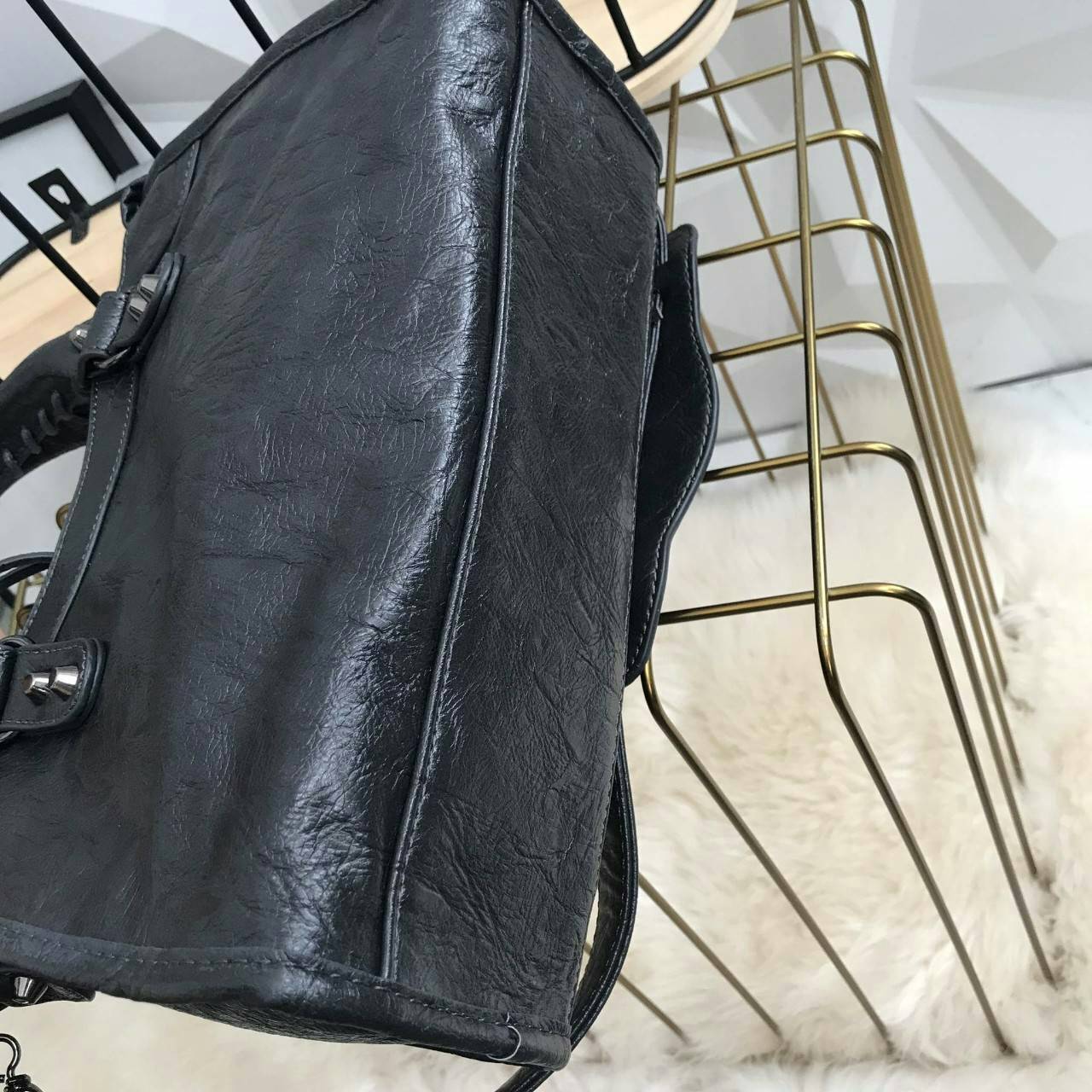 Massimo Dutti Classy Crossbody Bag กระเป๋าทรงสุด ฮิตจาก Massimo Dutti ขนาด mini จะถือ, สะพายสะพายไหล่ หรือสะพาย crossbody ได้หมดค่ะ หนังเงาสวยนิ่มมือรับประกันเลย ภายในแบ่งช่องเป็นสัดส่วน น้ำหนักเบา จุของได้คุ้ม มาพร้อมกับสายยาวให้ ใบนี้ใช้ได้ ทุกโอกาสจริง