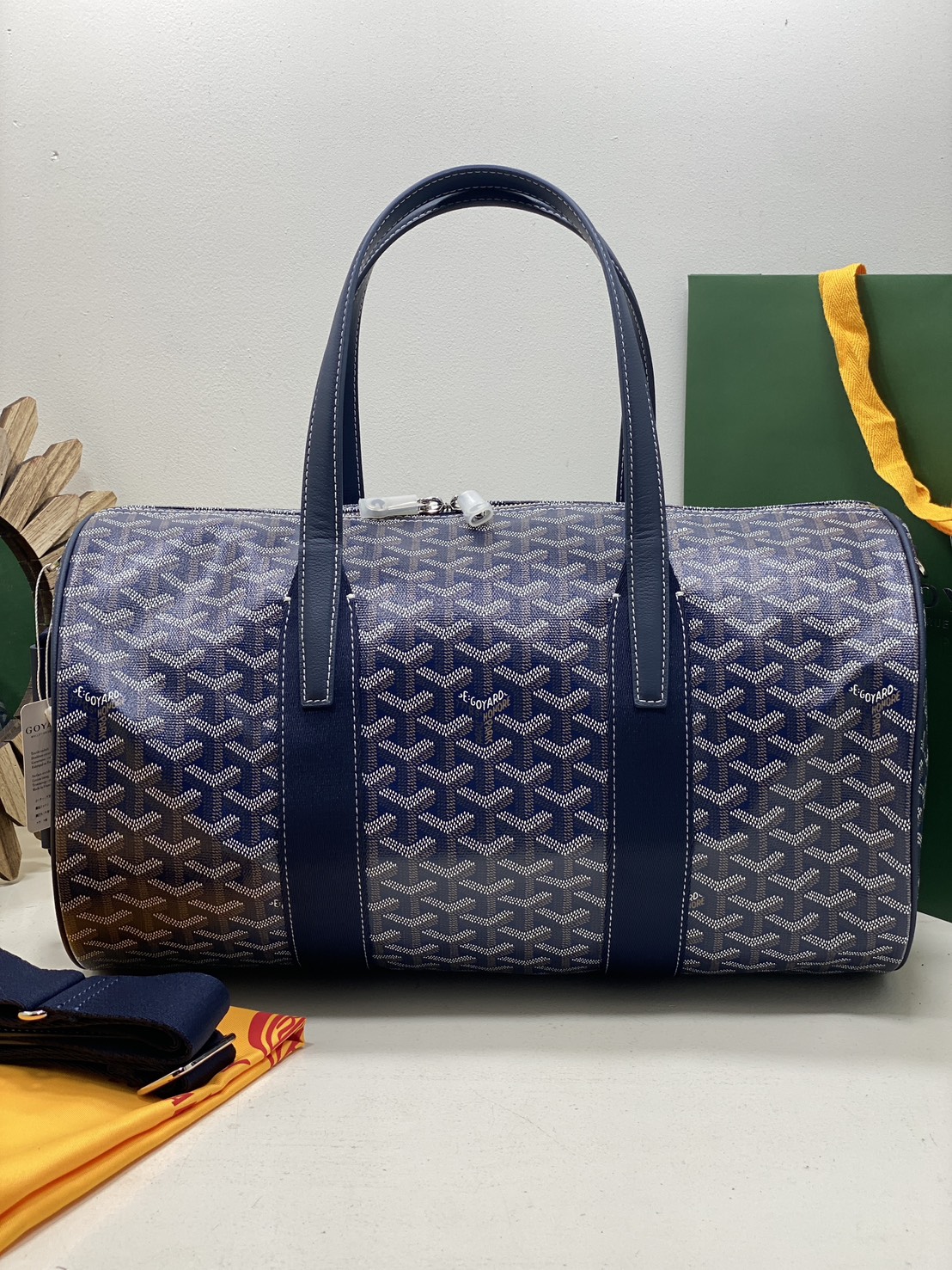 ORI หนังแท้ | Goyard Barrel 40 Sports Bag กระเป๋าสะพายทรง Keepall ใบใหญ่ ดีไซน์สปอร์ต ภายในโล่งกว้าง จุของได้เยอะ มีหูจับด้านบน เพิ่มฟังชั่นหูหิ้วด้านข้าง สะดวกใช้งาน